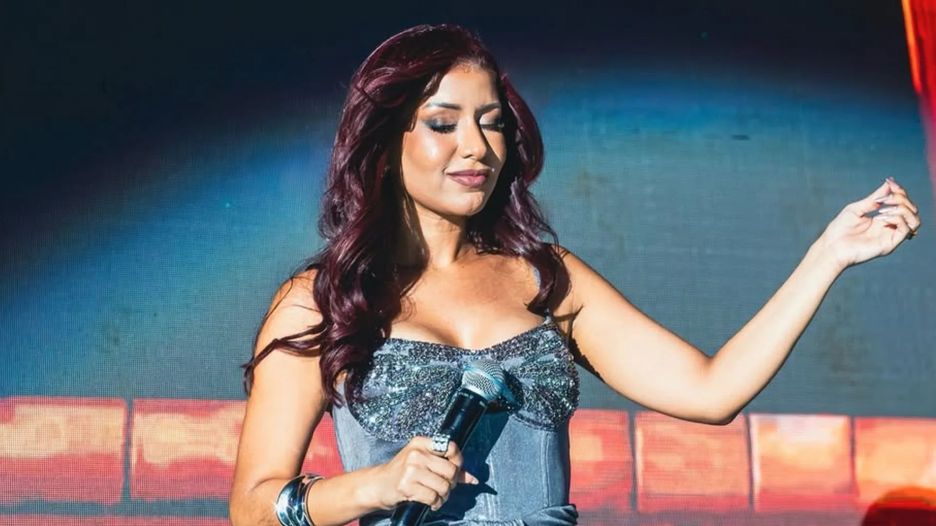 Priscila Senna celebra parceria com Simone Mendes no projeto “15 Anos”