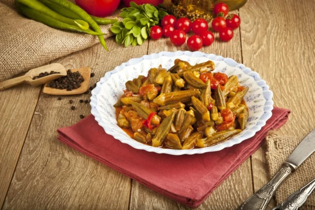 4 receitas fáceis com quiabo para variar no almoço ou no jantar