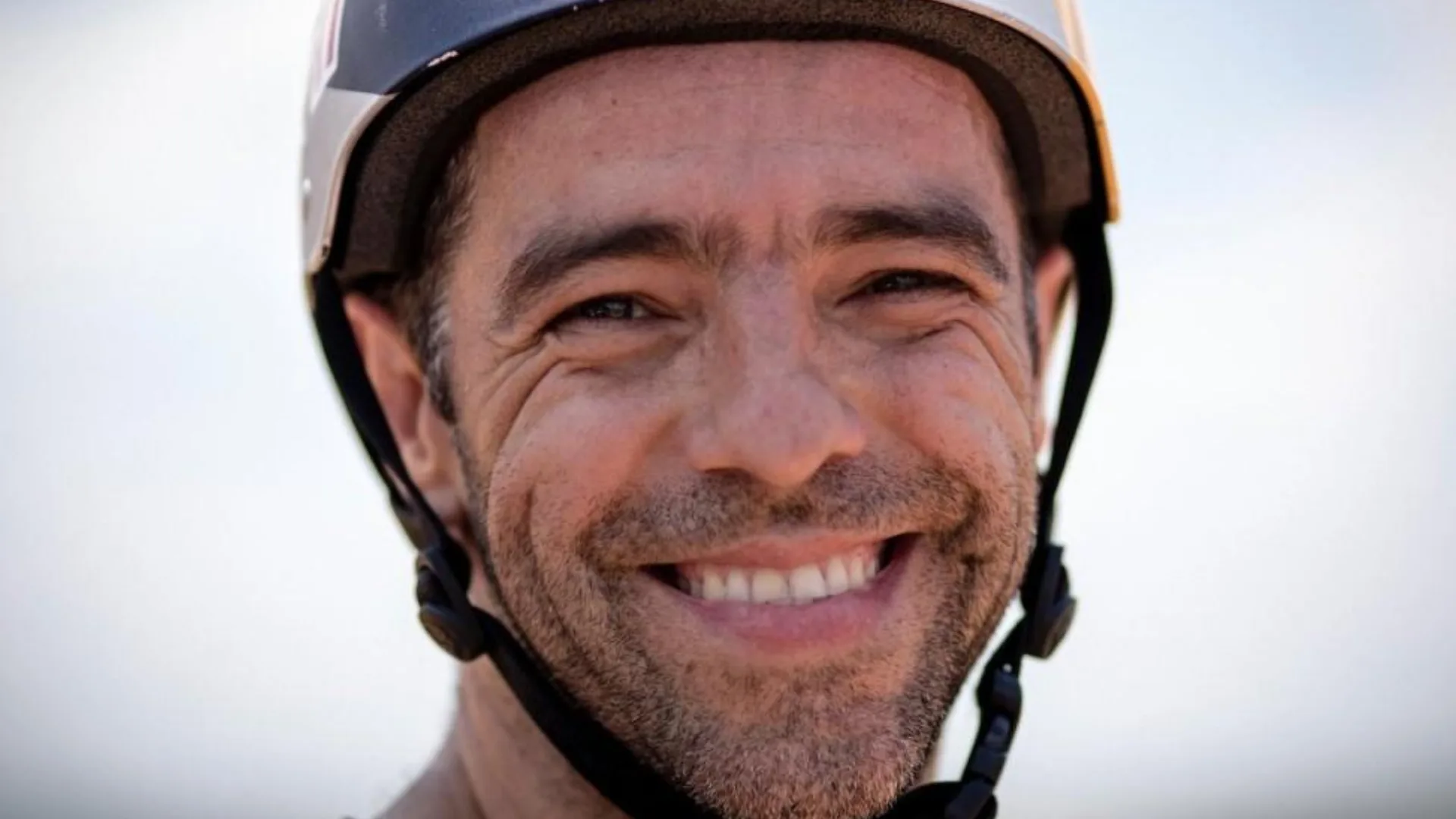 Sandro Dias revela visão inédita ao descer megarrampa em prédio