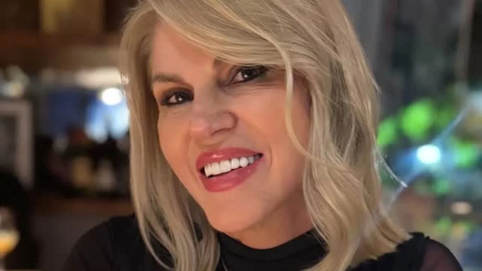 Em tratamento contra o câncer, Val Marchiori chora ao cortar o cabelo