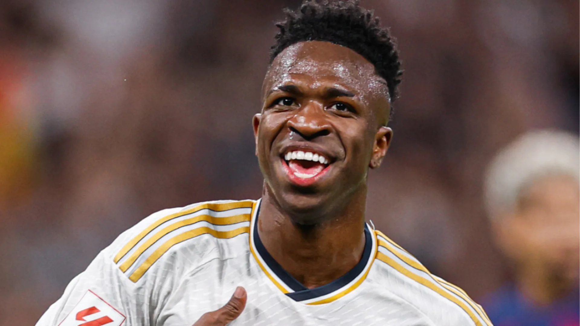 Vini Jr. deixa estádio acompanhado de Virginia e assessor