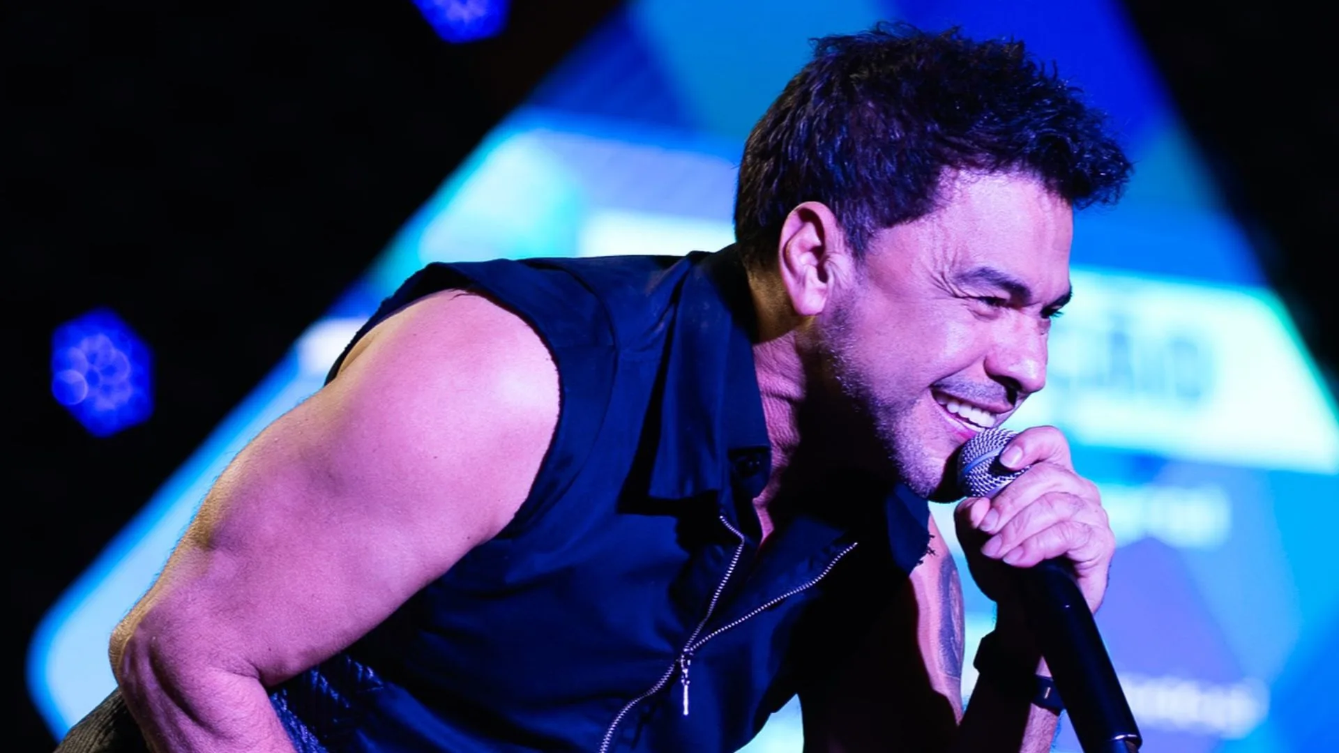 Zezé di Camargo exibe camiseta que pede anistia aos presos pelo 8 de janeiro