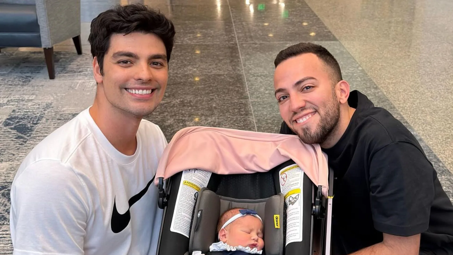 Lucas Rangel e Lucas Bley comemoram 1 mês da filha com o tema Shrek