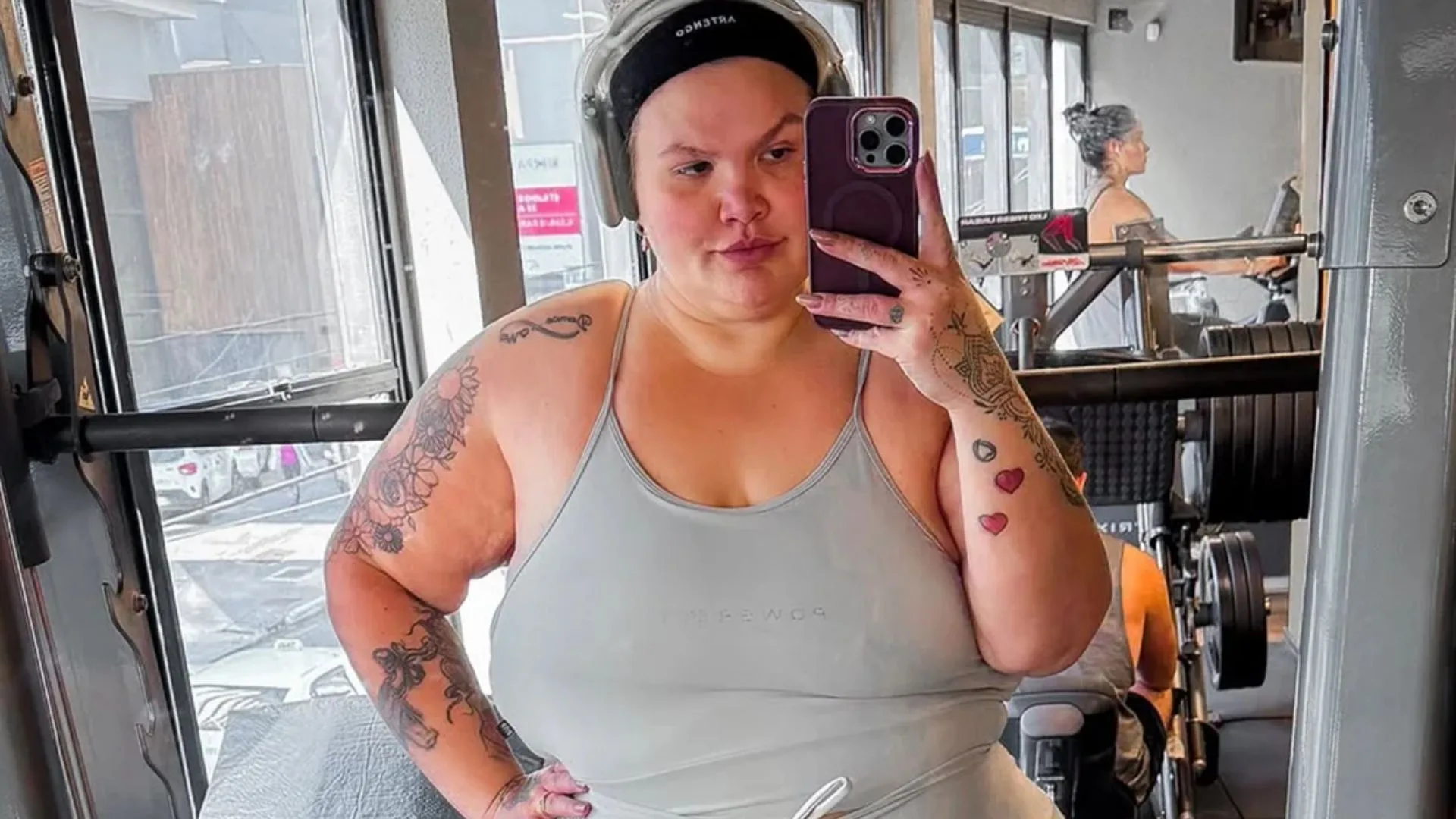 Thais Carla é hospitalizada após desmaiar dentro do carro