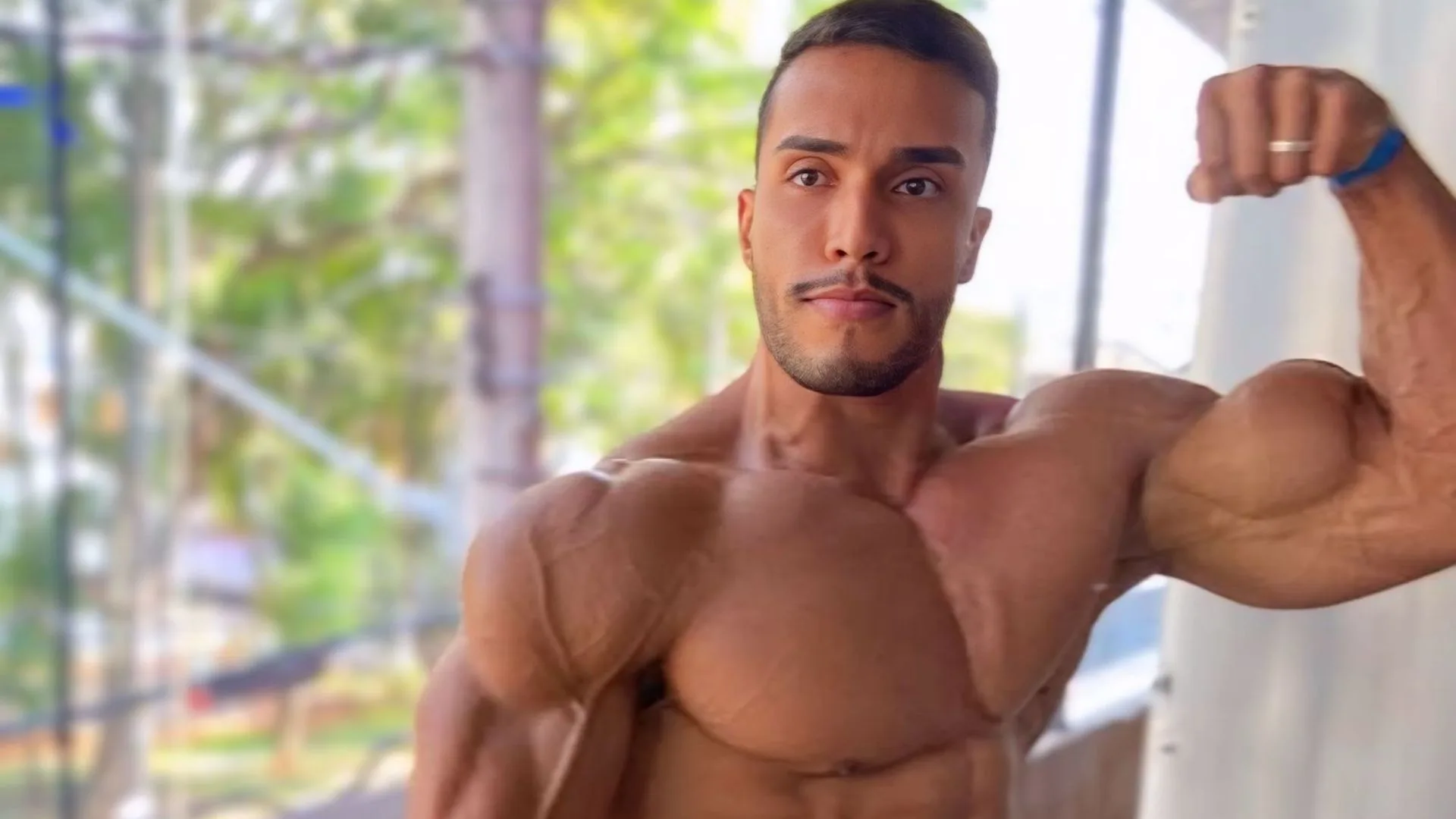 Após vídeo com Virginia, personal compartilha post mostrando passagem da bíblia