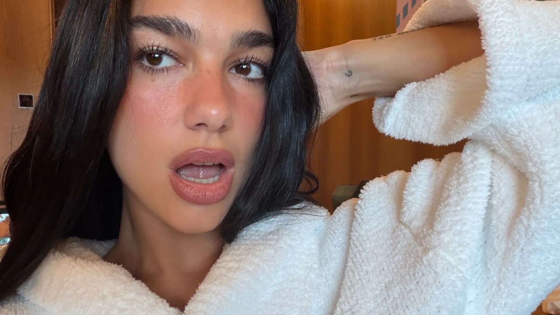 Dua Lipa critica artistas internacionais que não aproveitam o Brasil