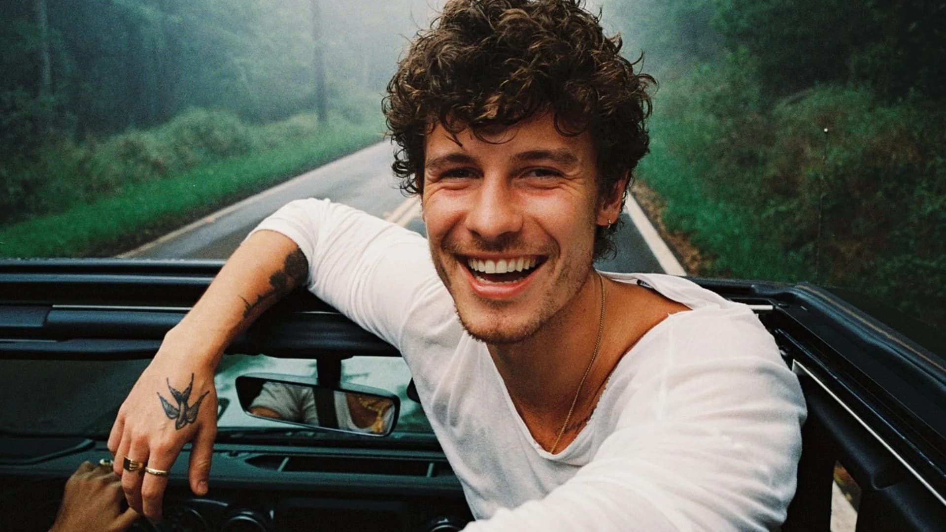 Arara tenta tirar brinco de Shawn Mendes durante visita do cantor em aldeia