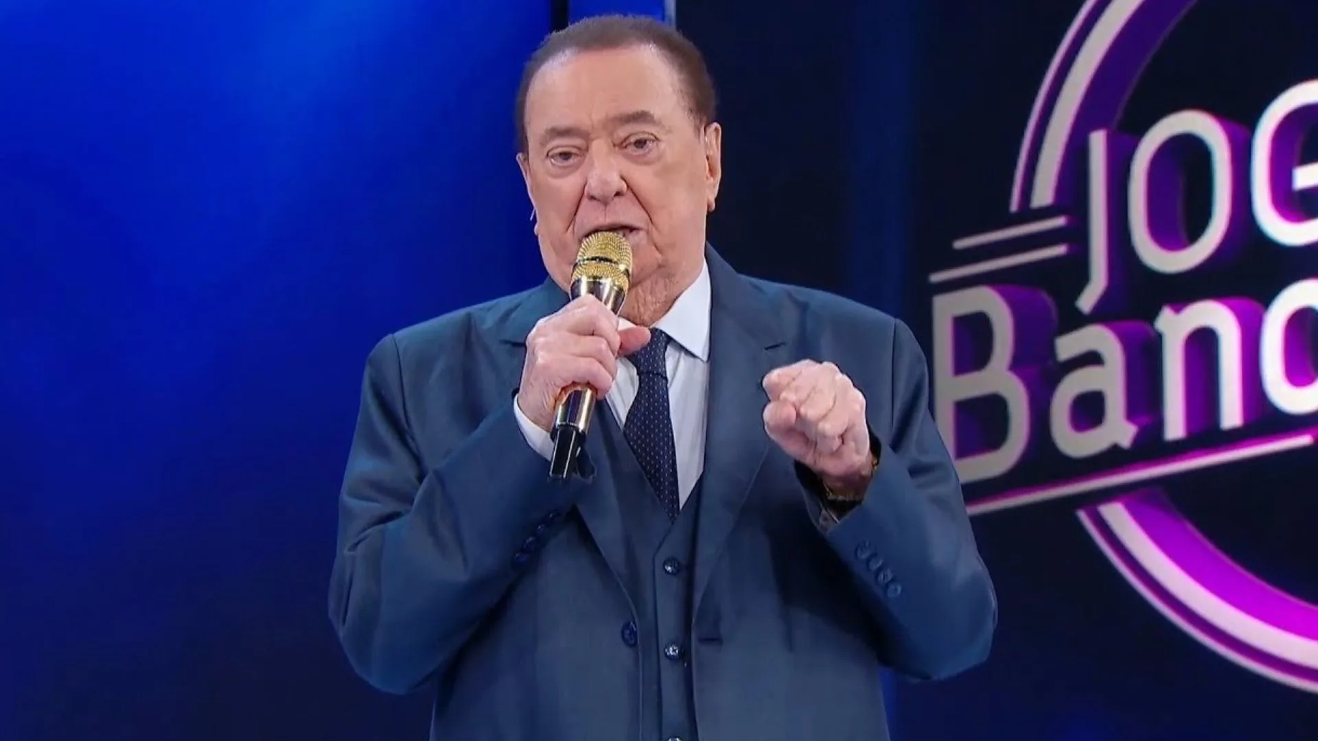 Longe da televisão, Raul Gil faz rara aparição pública em restaurante de SP