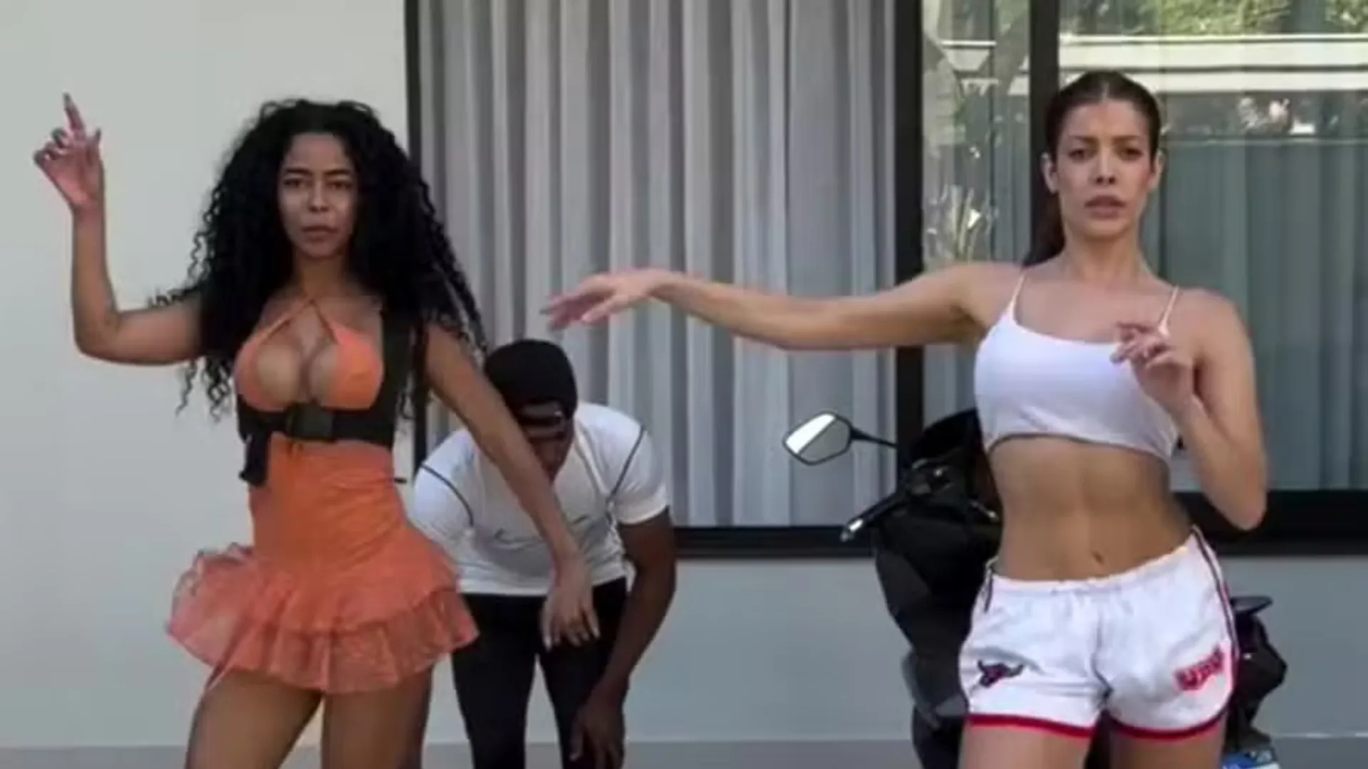 Lorena Maria e Jaquelline encaram aula de samba e mostram desempenho no salto alto