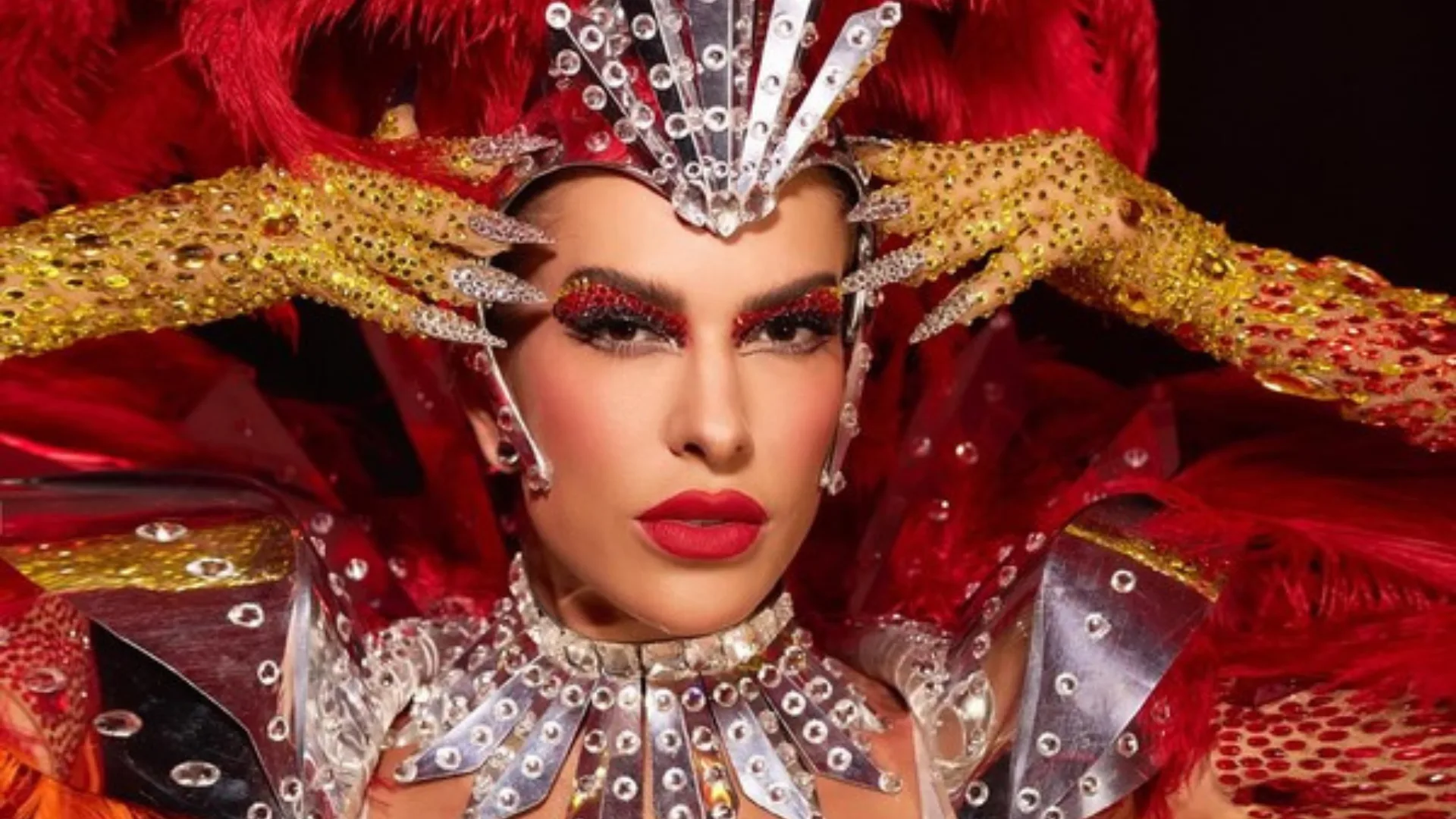 Grávida, Lore Improta retorna aos ensaios e homenageia Mestre Ciça na Viradouro