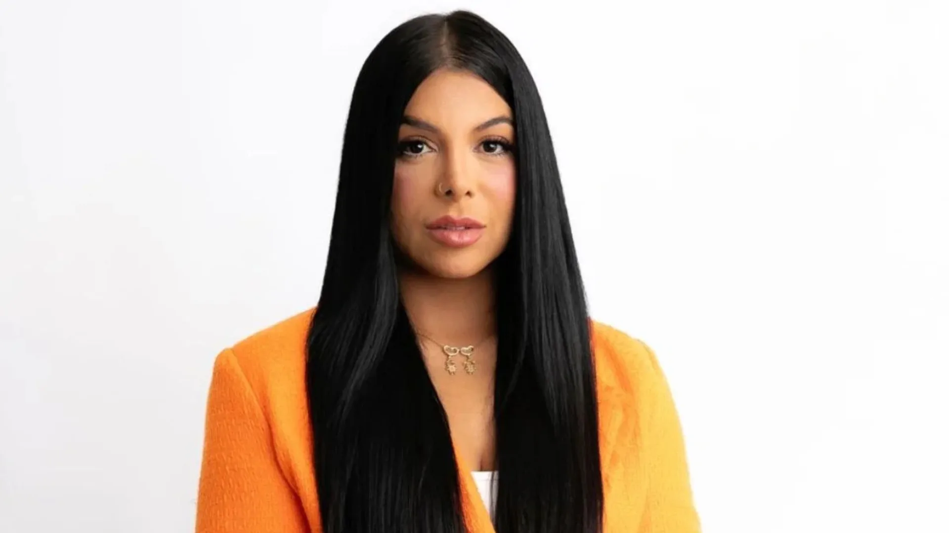 Evelyn Regly leva susto após vidro solto despencar no meio da sala