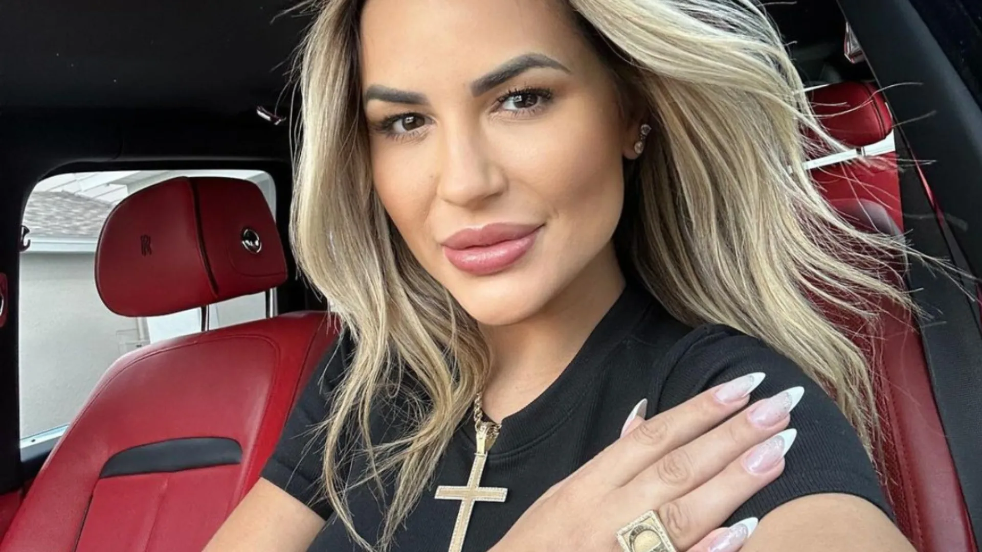 Deolane enfrenta jovens após ser xingada na frente da filha