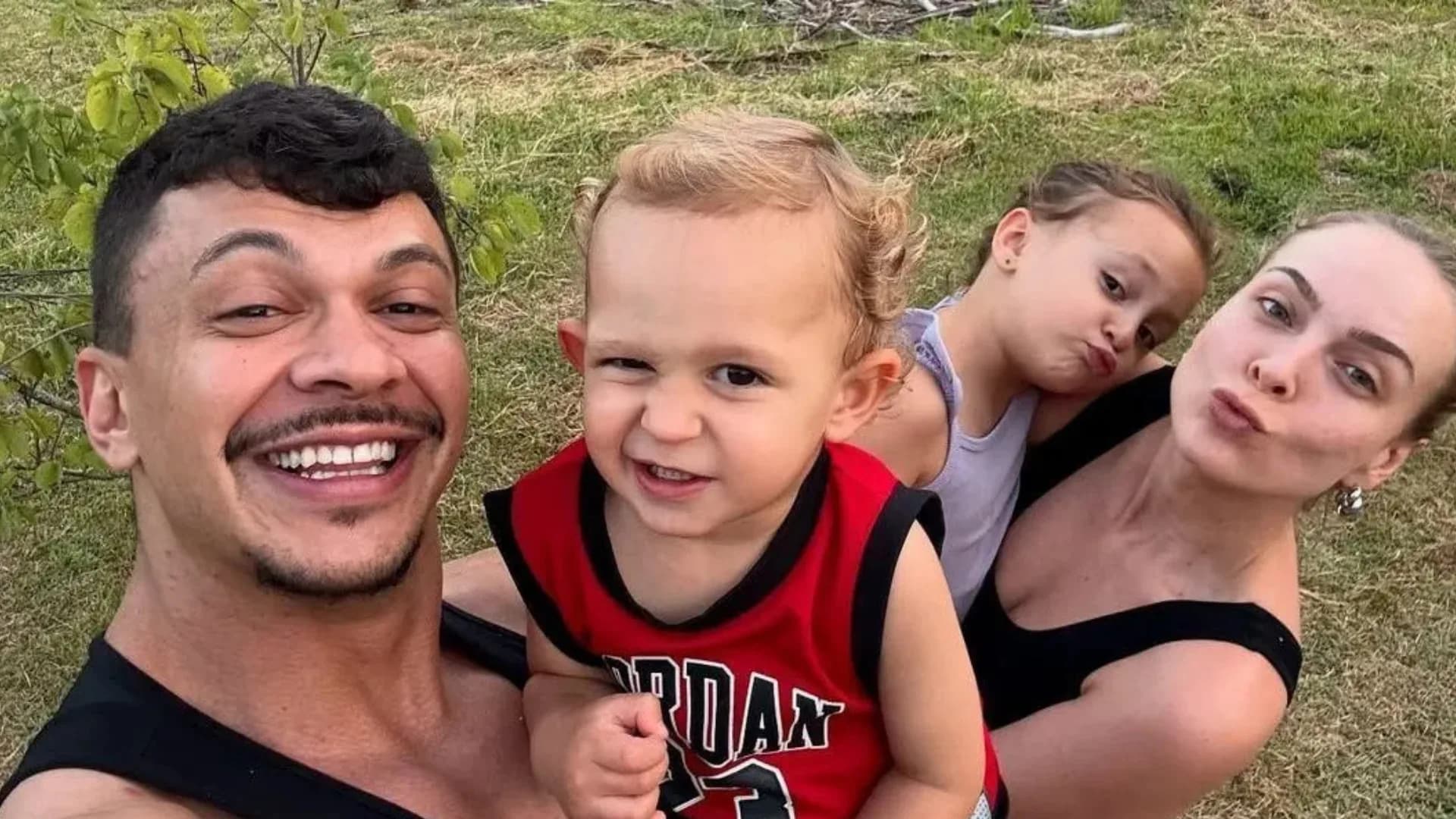 Filho de Tata Estaniecki e Júlio Cocielo recebe alta após internação por pneumonia