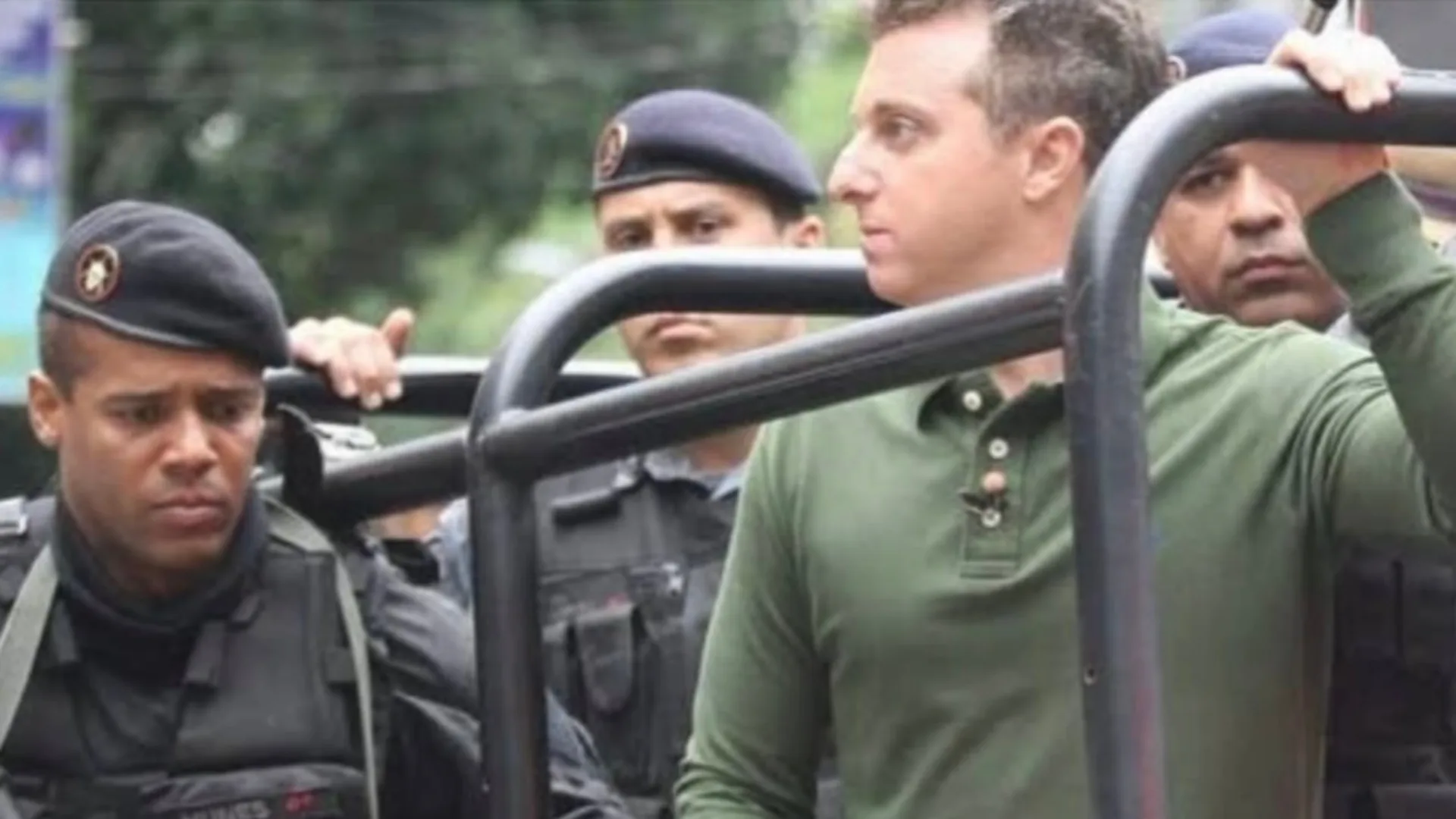 Luciano Huck critica ação policial no Rio e é lembrado por visita escoltada pelo BOPE em 2011