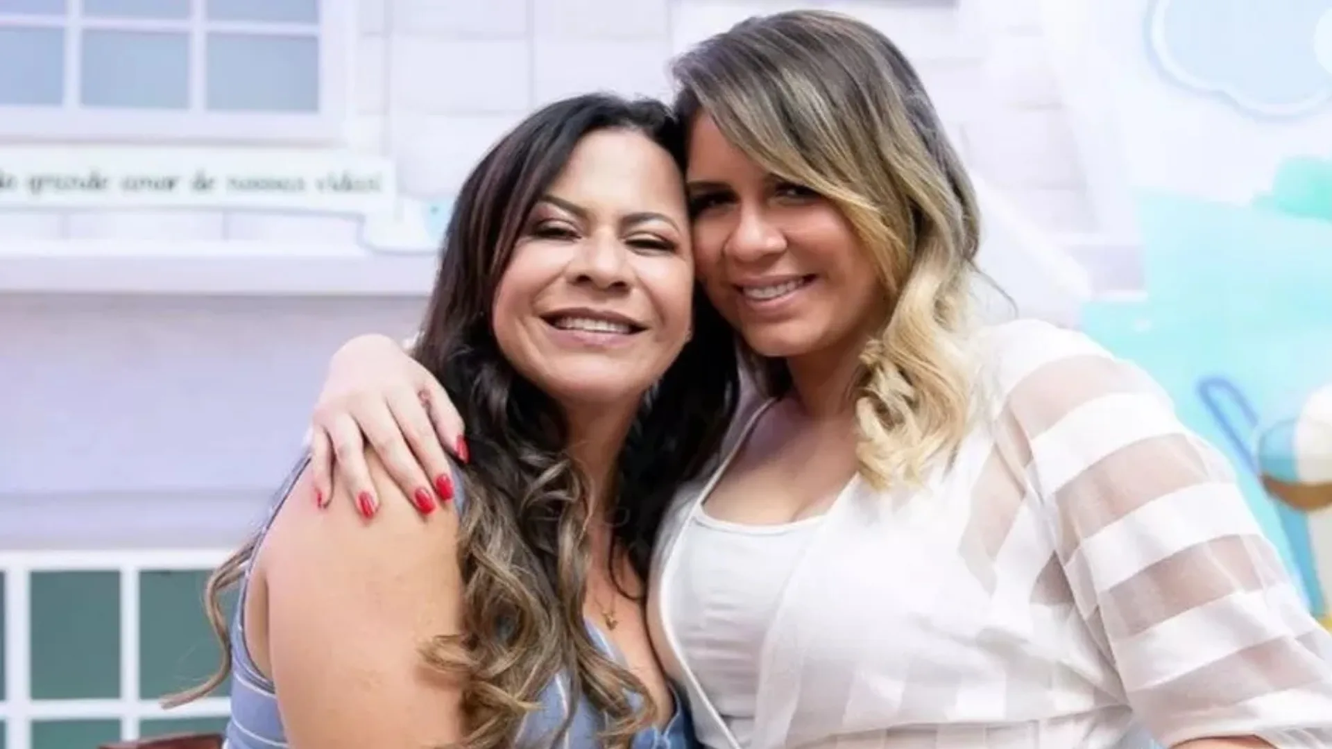 Dona Ruth emociona ao cantar “Naquela Mesa” em homenagem à filha Marília Mendonça