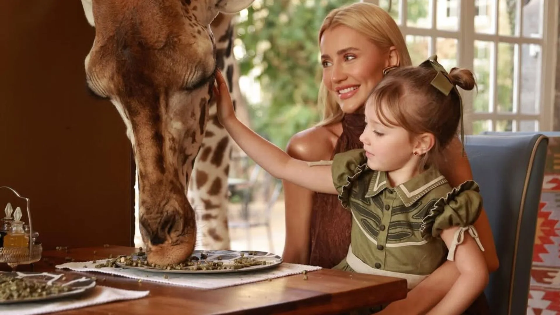 Ana Paula Siebert toma café da manhã com girafas no Quênia