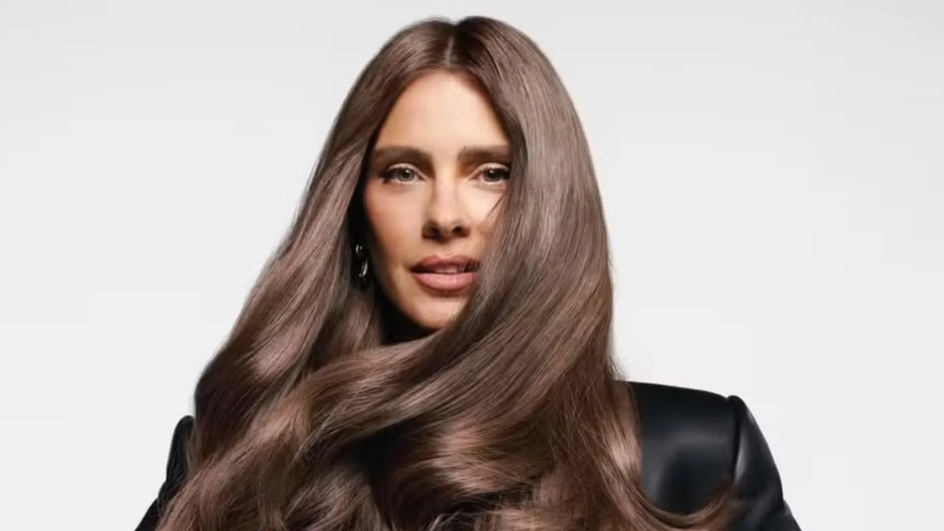 Carolina Dieckmmann é barrada por reconhecimento facial e reage