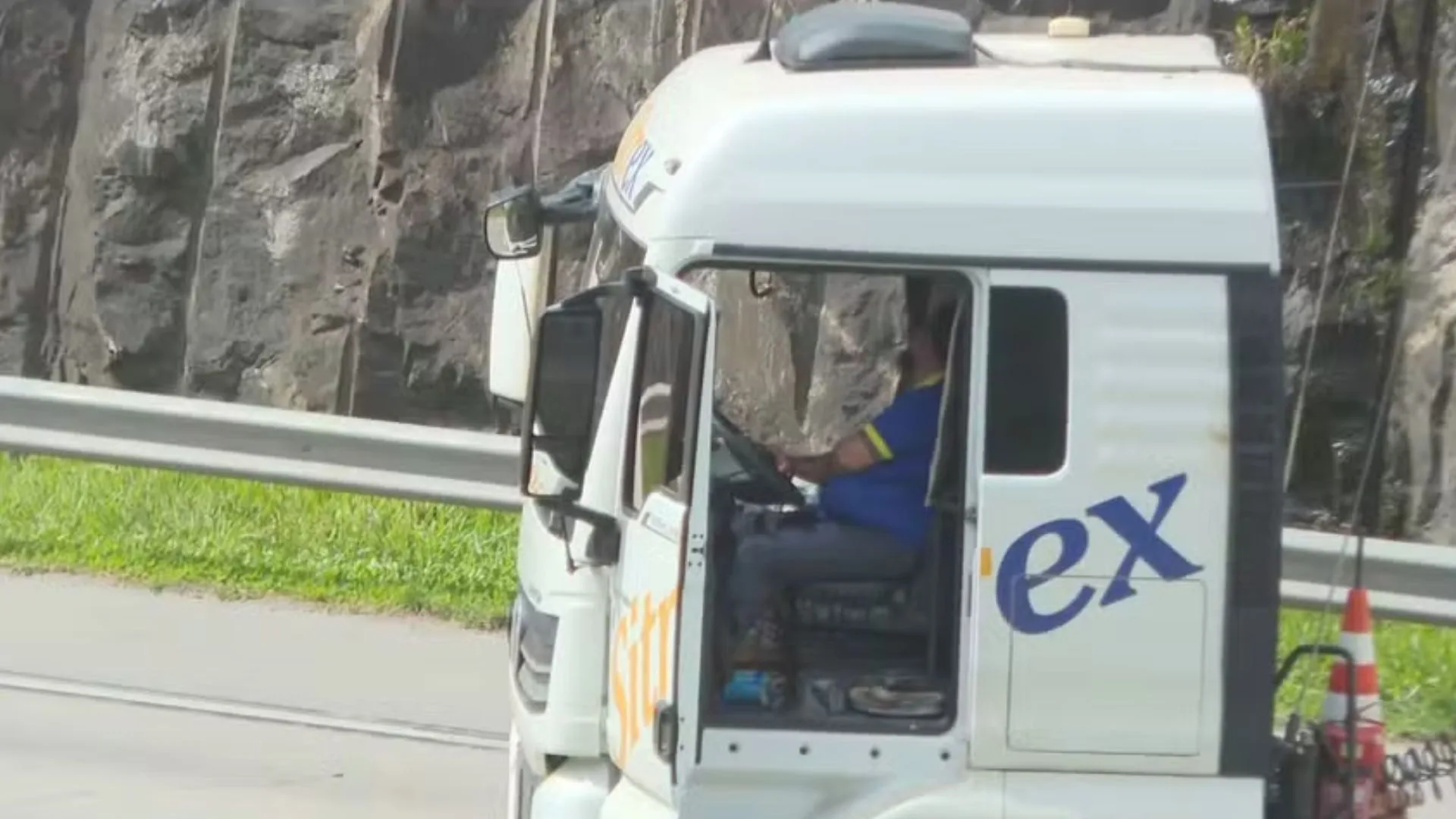 Homem é retirado de carreta após suspeita de bomba no veículo