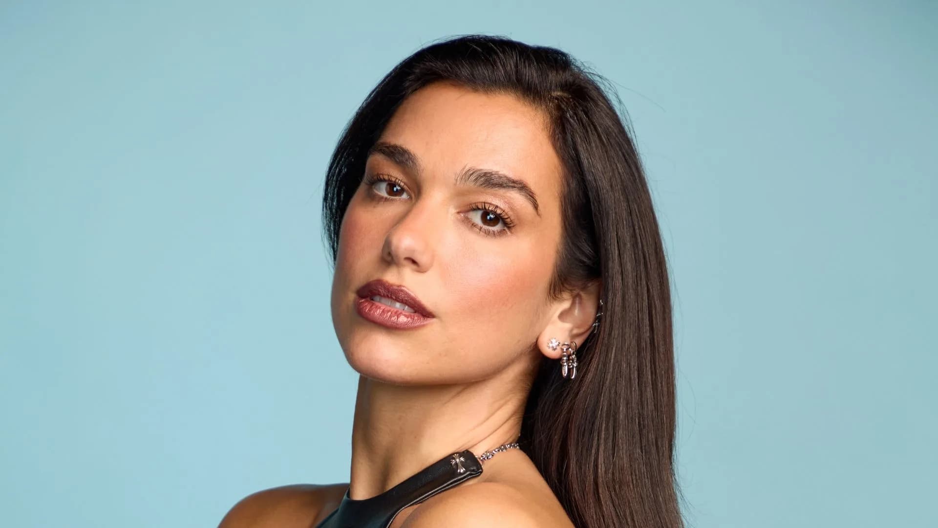 Dua Lipa fala em português com os fãs antes de show