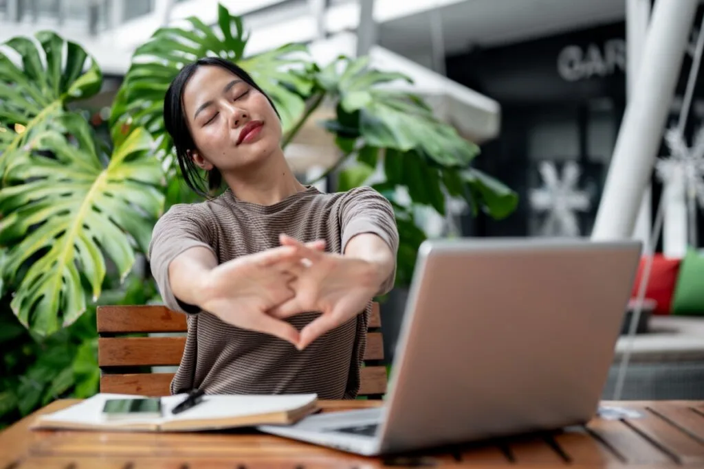 5 dicas de alongamento para fazer nos intervalos dos estudos para o Enem