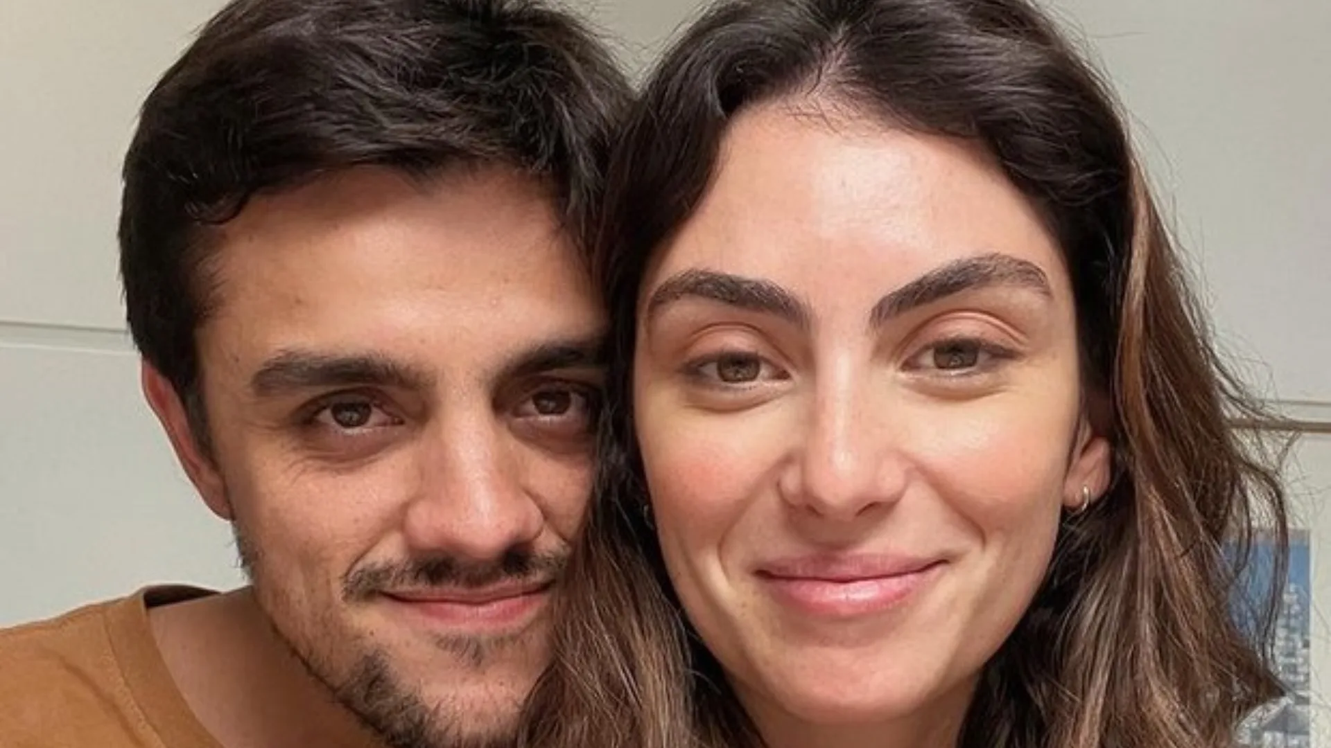 Esposa de Felipe Simas conta que já orou para o ator perder papel