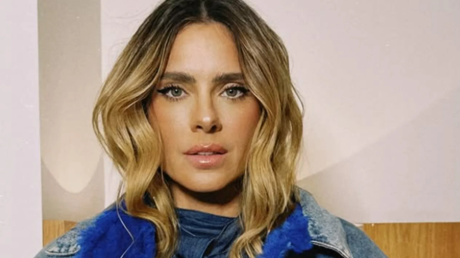 Carolina Dieckmann muda radicalmente o visual e surge morena