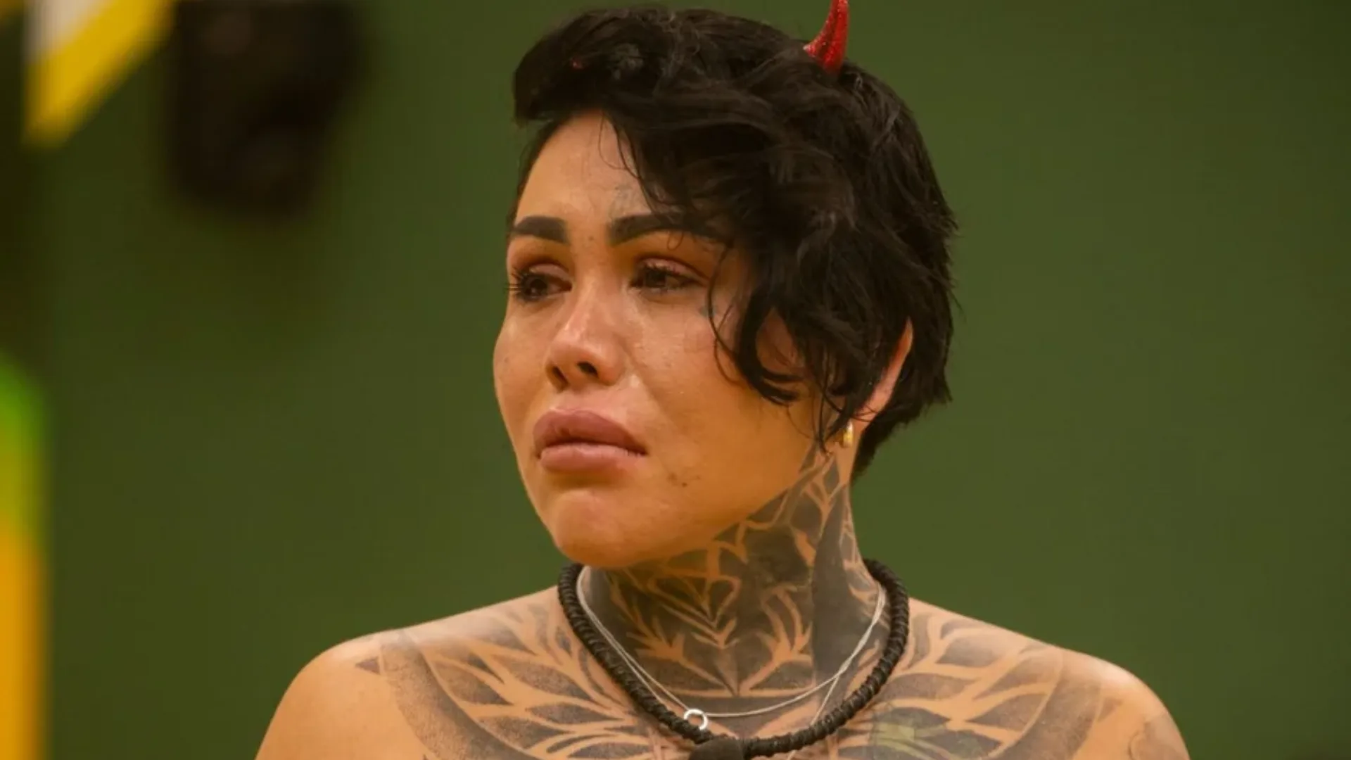 Participante desmaia após ser empurrada na piscina de reality