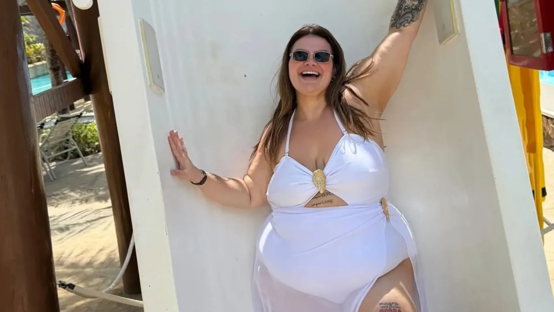 Thais Carla celebra poder descer em toboágua após perder 72 kg