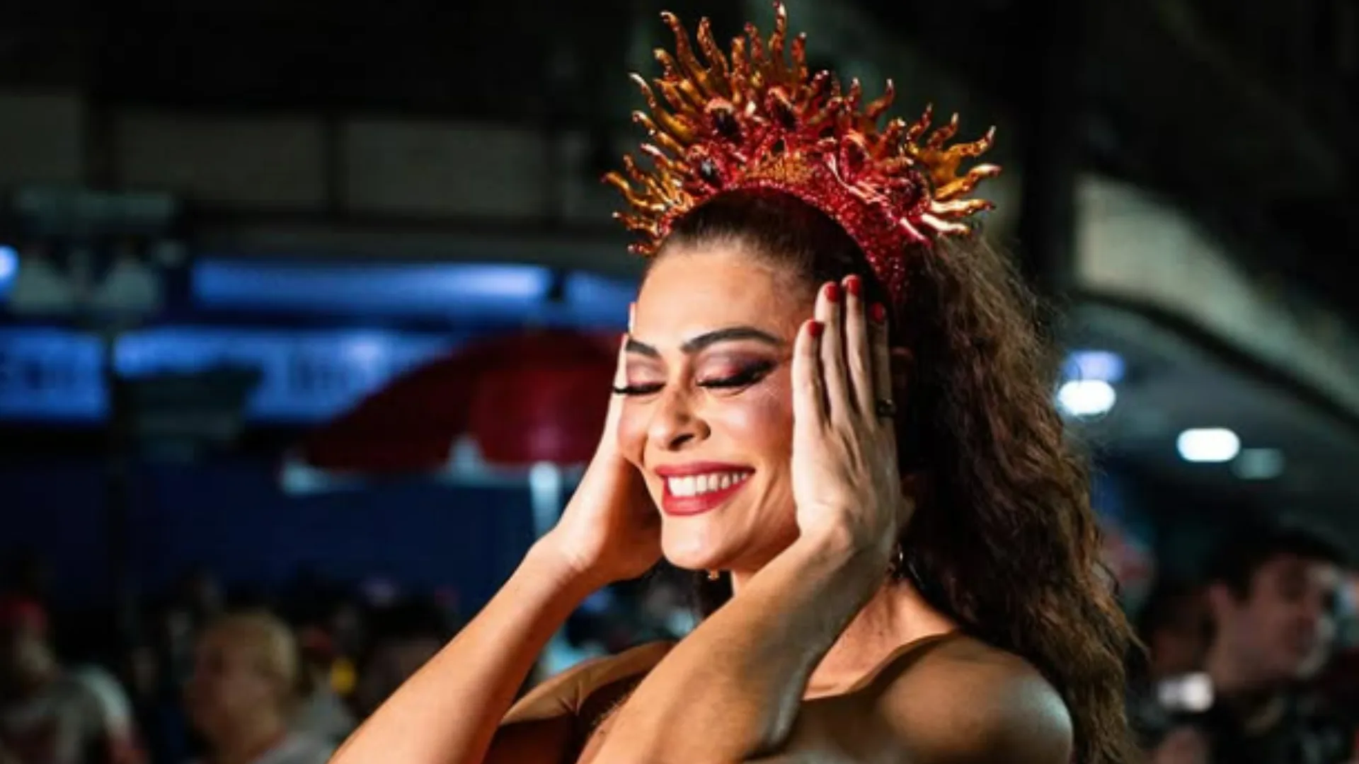 Juliana Paes brilha em ensaio de rua da Unidos do Viradouro