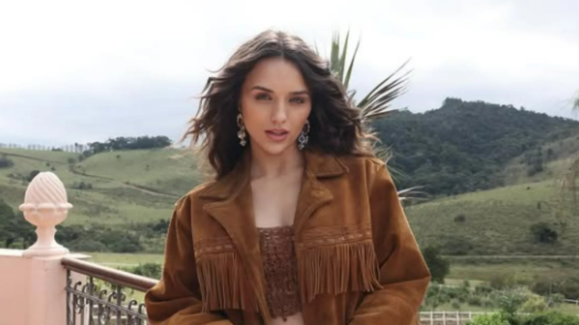 Rafa Kalimann dança versão em português do hit “The Fate of Ophelia”