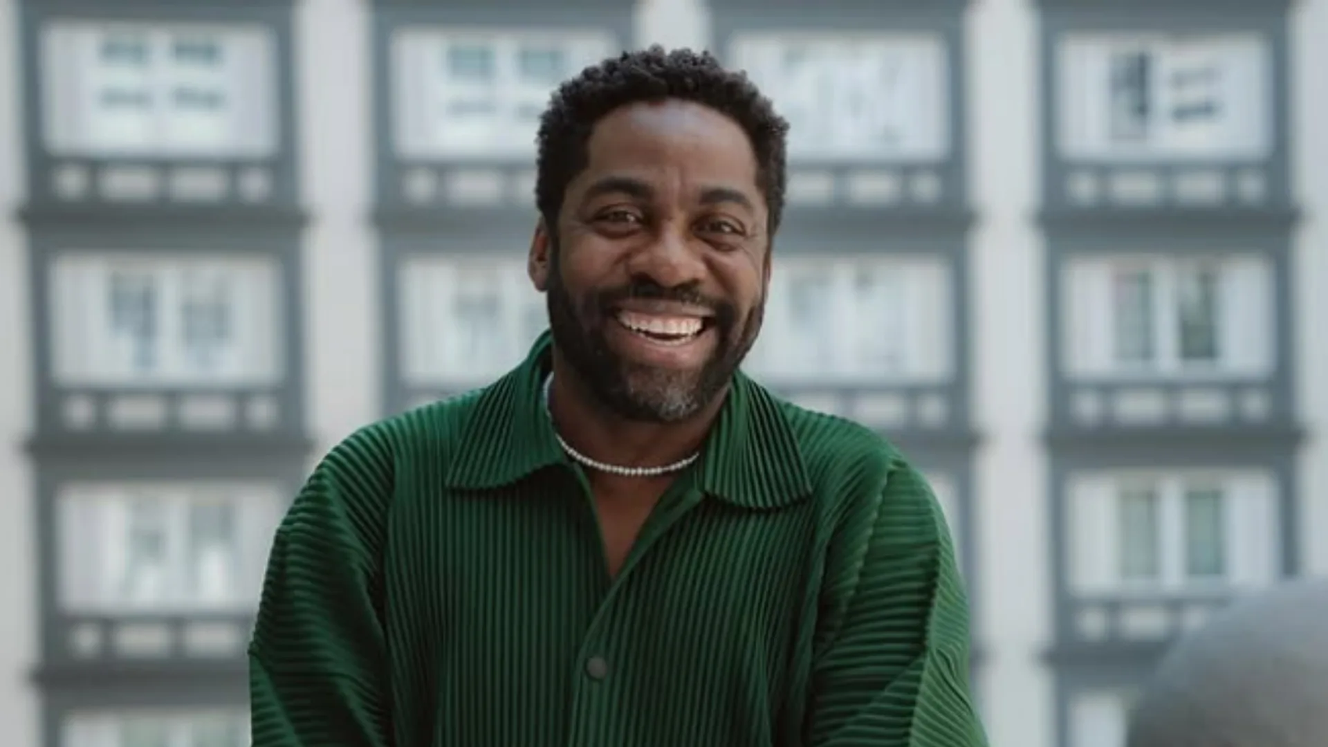 Lázaro Ramos recebe amigos em festa com looks diferentões