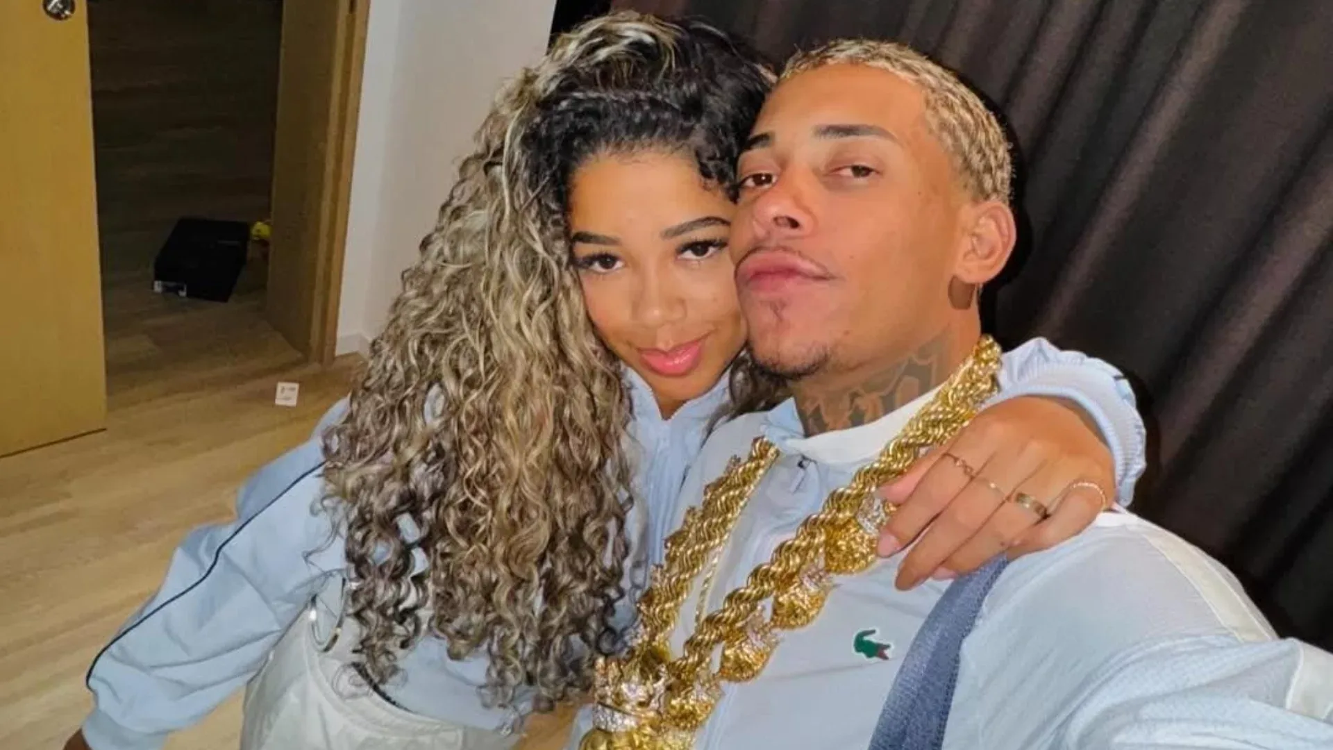 Após separação, MC Poze junta pertences da ex em sacos de lixo