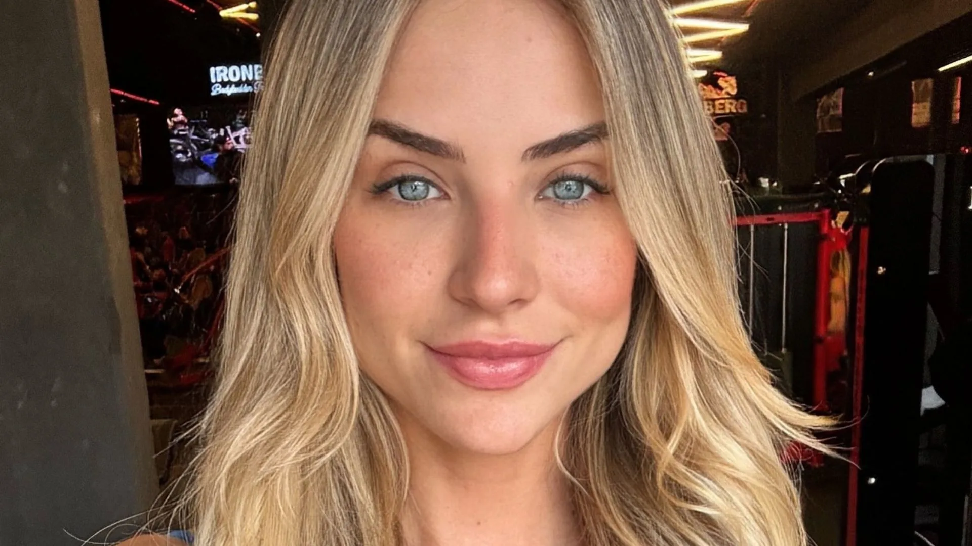 Ex-BBB Gabi Martins exibe gingado durante ensaio da Unidos de Vila Isabel