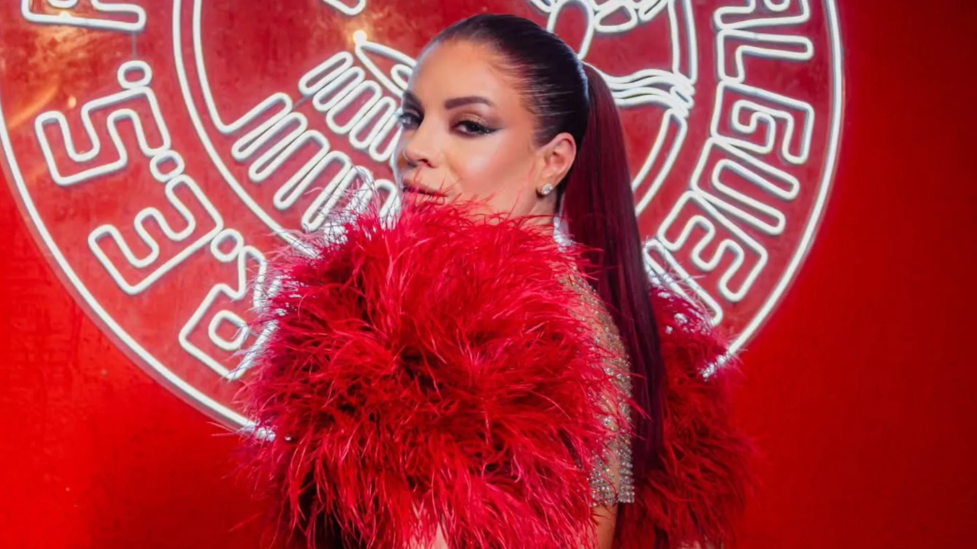 Gkay exibe samba no pé durante o último ensaio da escola de samba Salgueiro