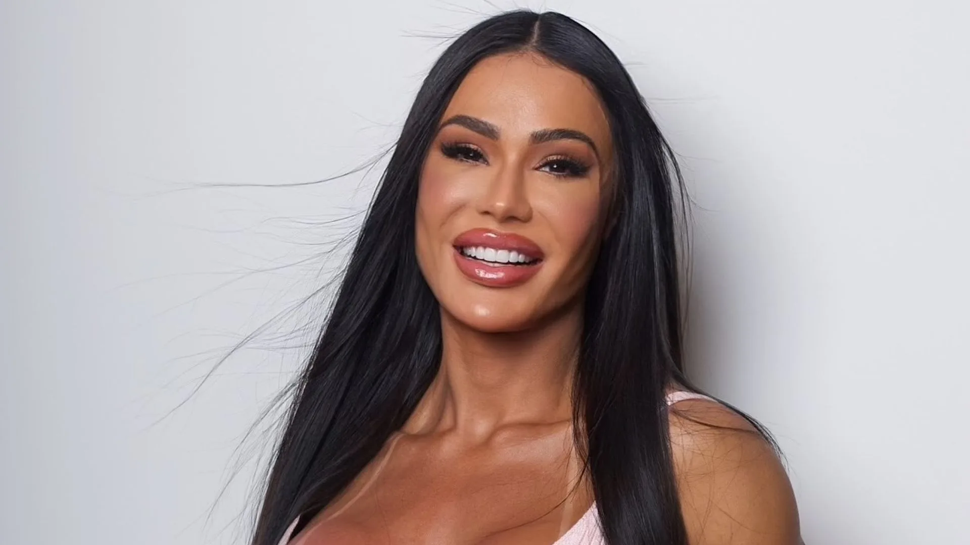 Gracyanne rebate críticas por morar com a mãe e filha do ex-marido, Belo