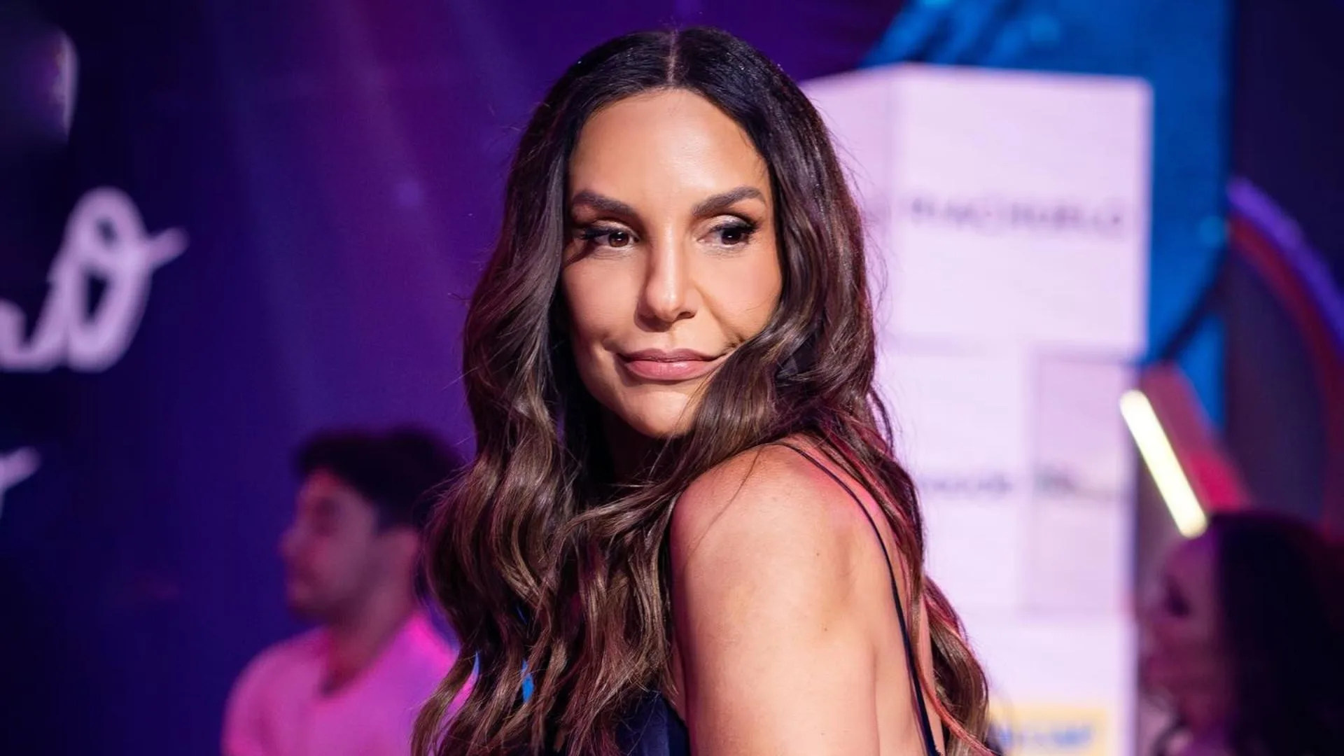 Ivete Sangalo exibe molejo ao fazer coreografia de ‘Vampirinha’