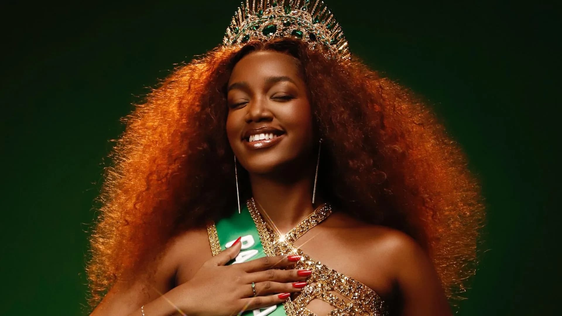 IZA exibe gingado durante ensaio de rua da escola Imperatriz Leopoldinense