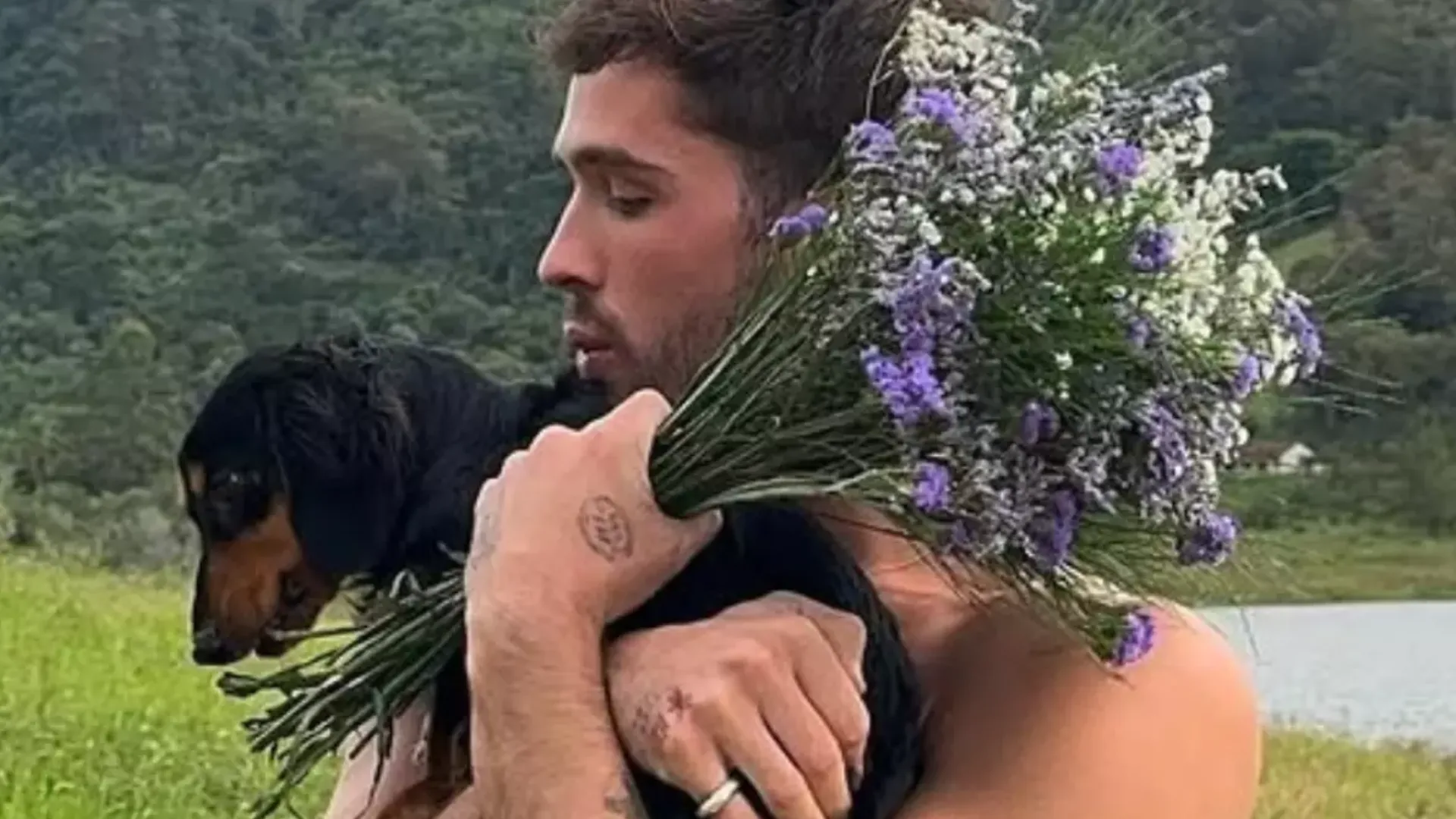 João Guilherme explica guarda de cães adotados com Marquezine