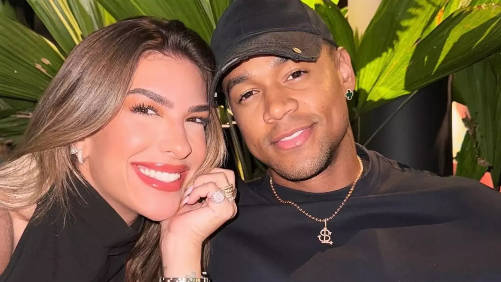 Lore Improta exibe barriguinha de grávida ao lado de Léo Santana