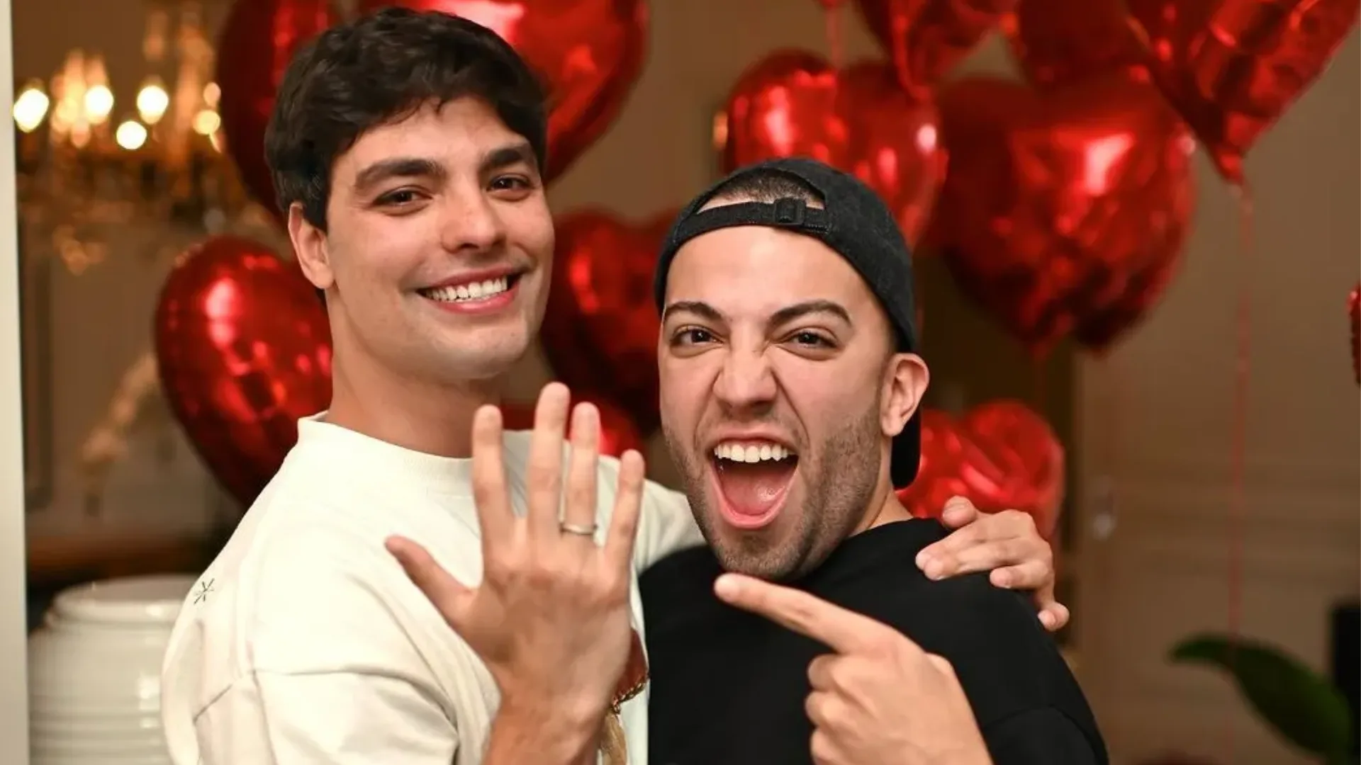 Lucas Rangel e Bley comem bolo de casamento após 1 ano