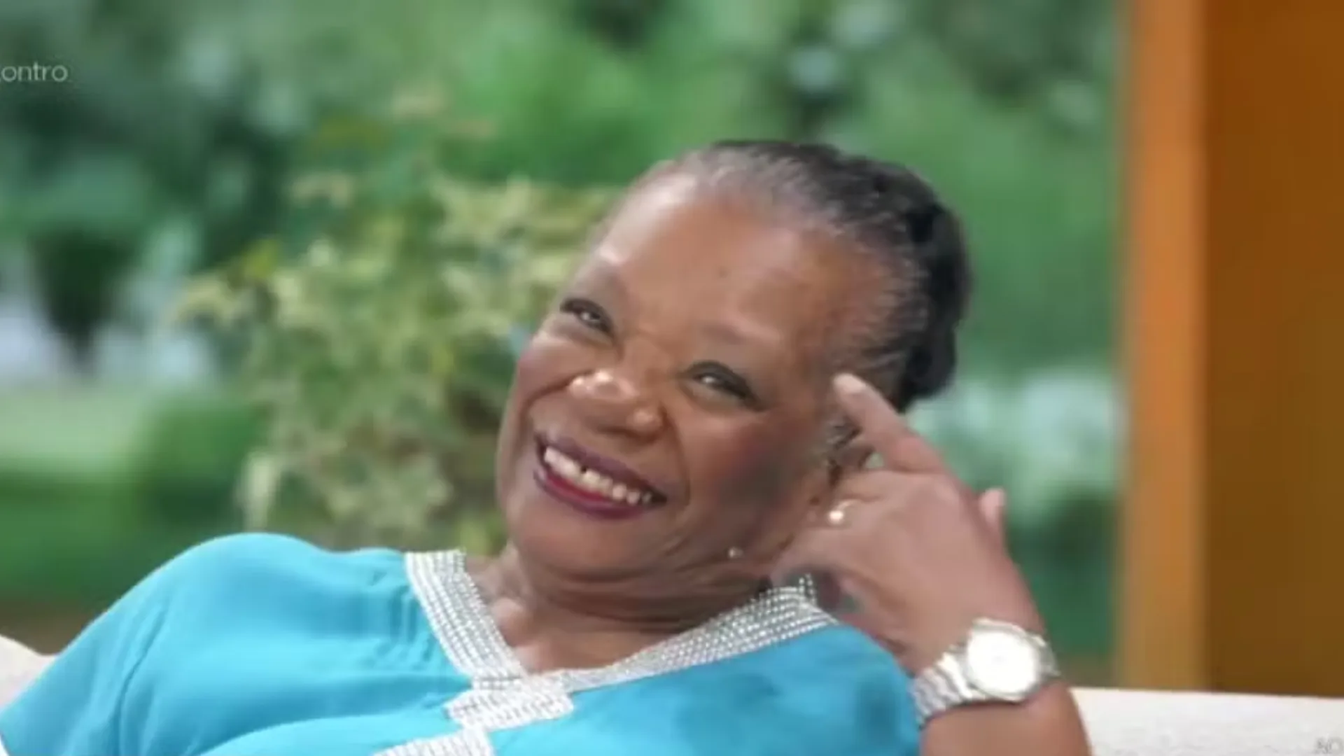 Atriz Neusa Borges viraliza ao responder como mantém a energia