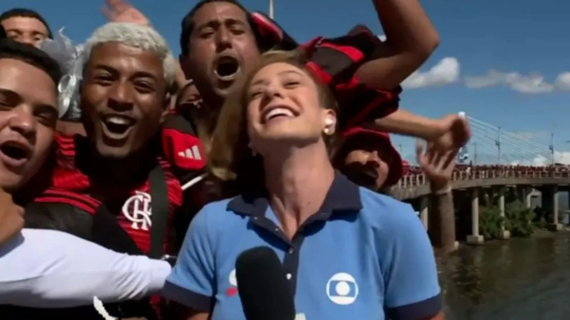 Repórter é agredida ao vivo durante transmissão com torcida do Flamengo
