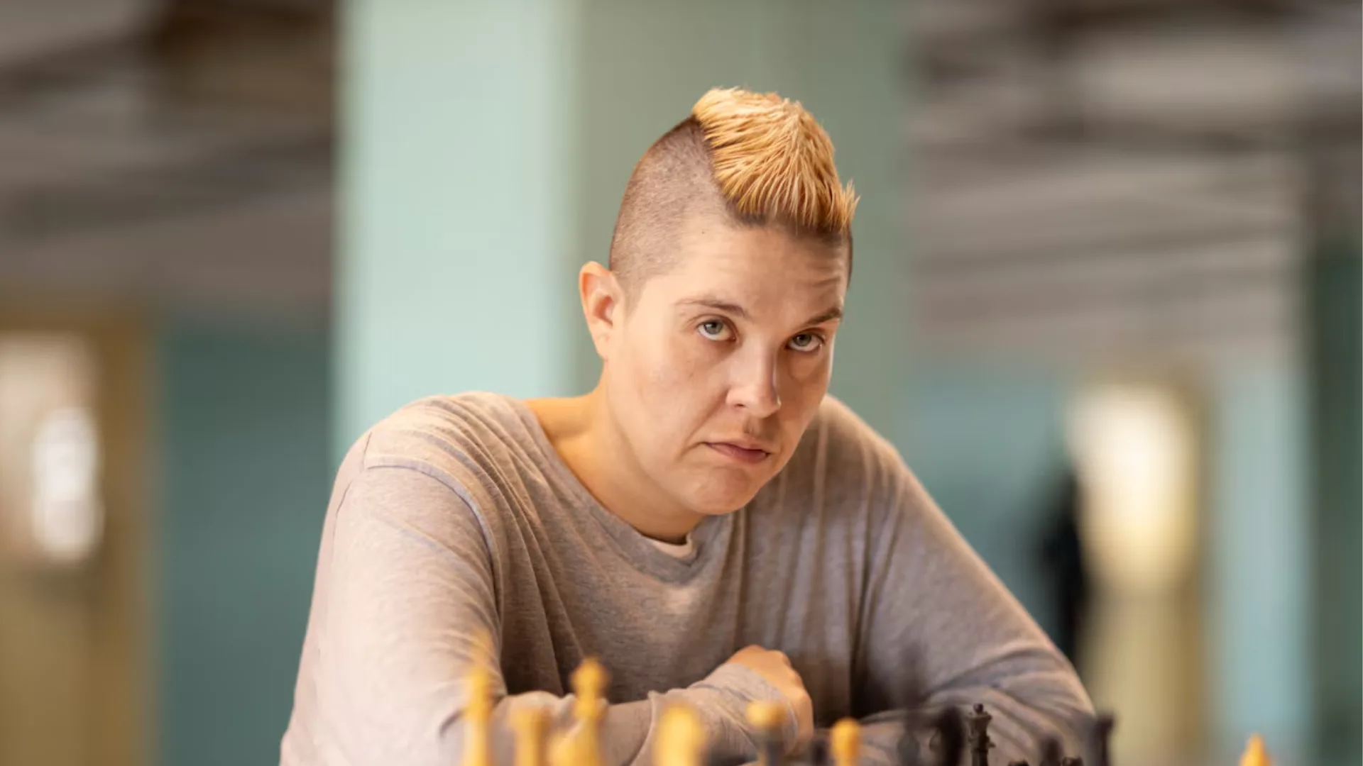 Atriz que vive Sandrão em Tremembé mostra mudança no visual