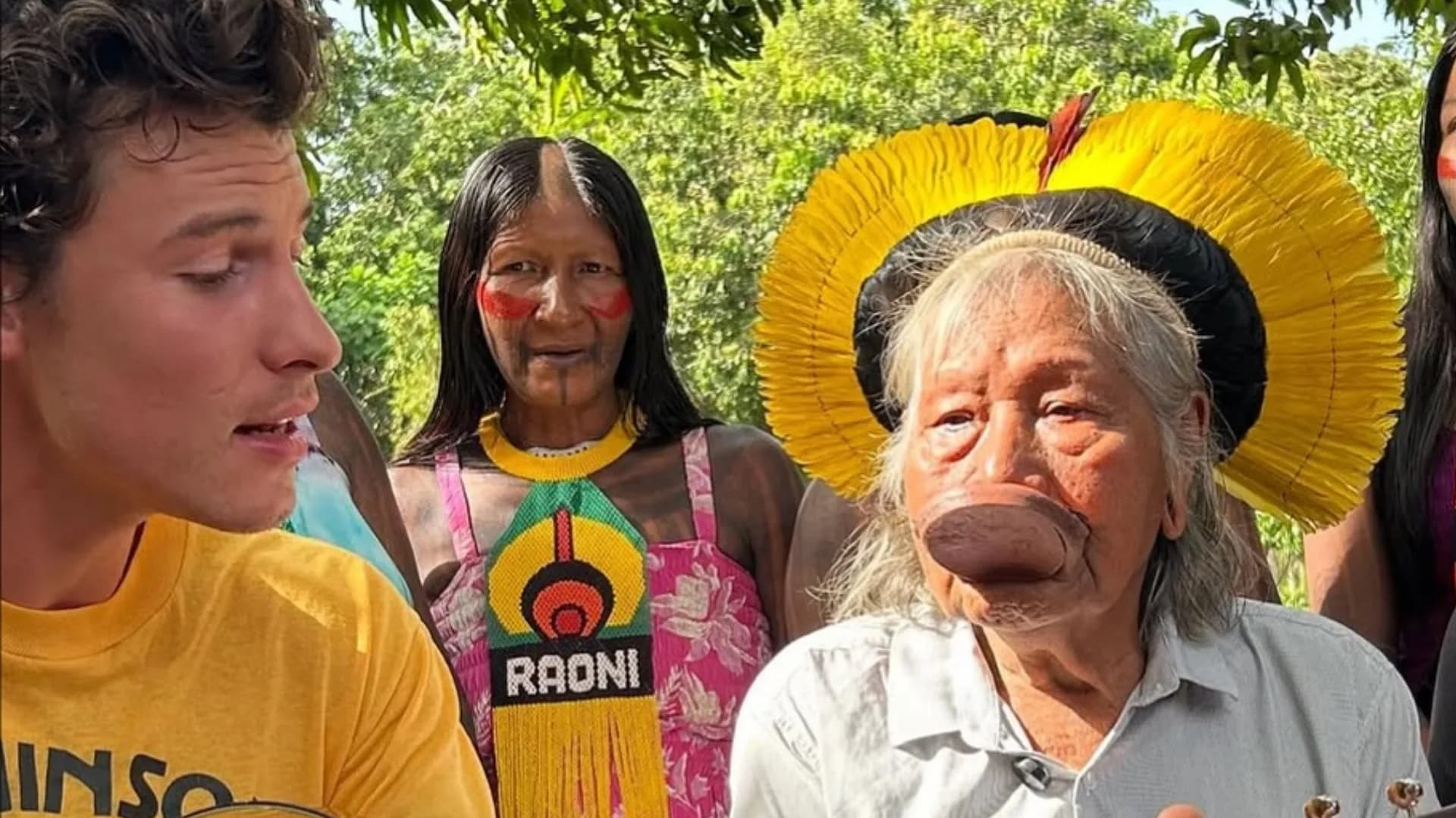 Shawn Mendes se encontra com Cacique Raoni em Belém