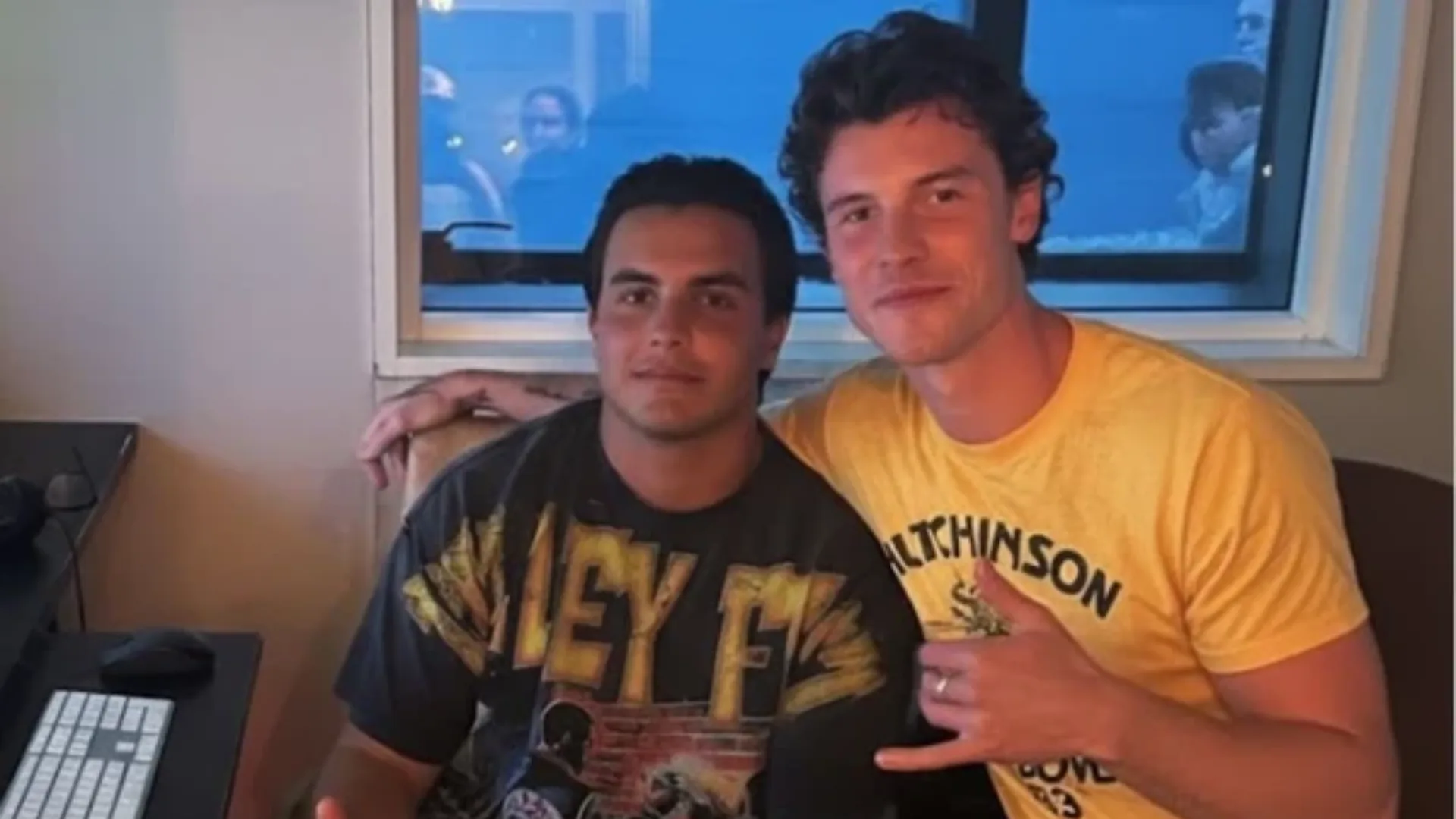 Shawn Mendes visita Salvador e surge com filho de Ivete Sangalo