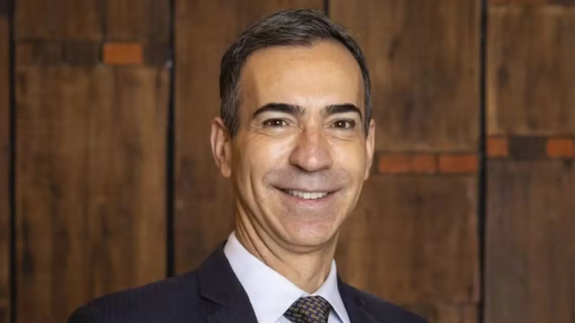 César Tralli mostra bastidores do Jornal Nacional: “Câmeras”