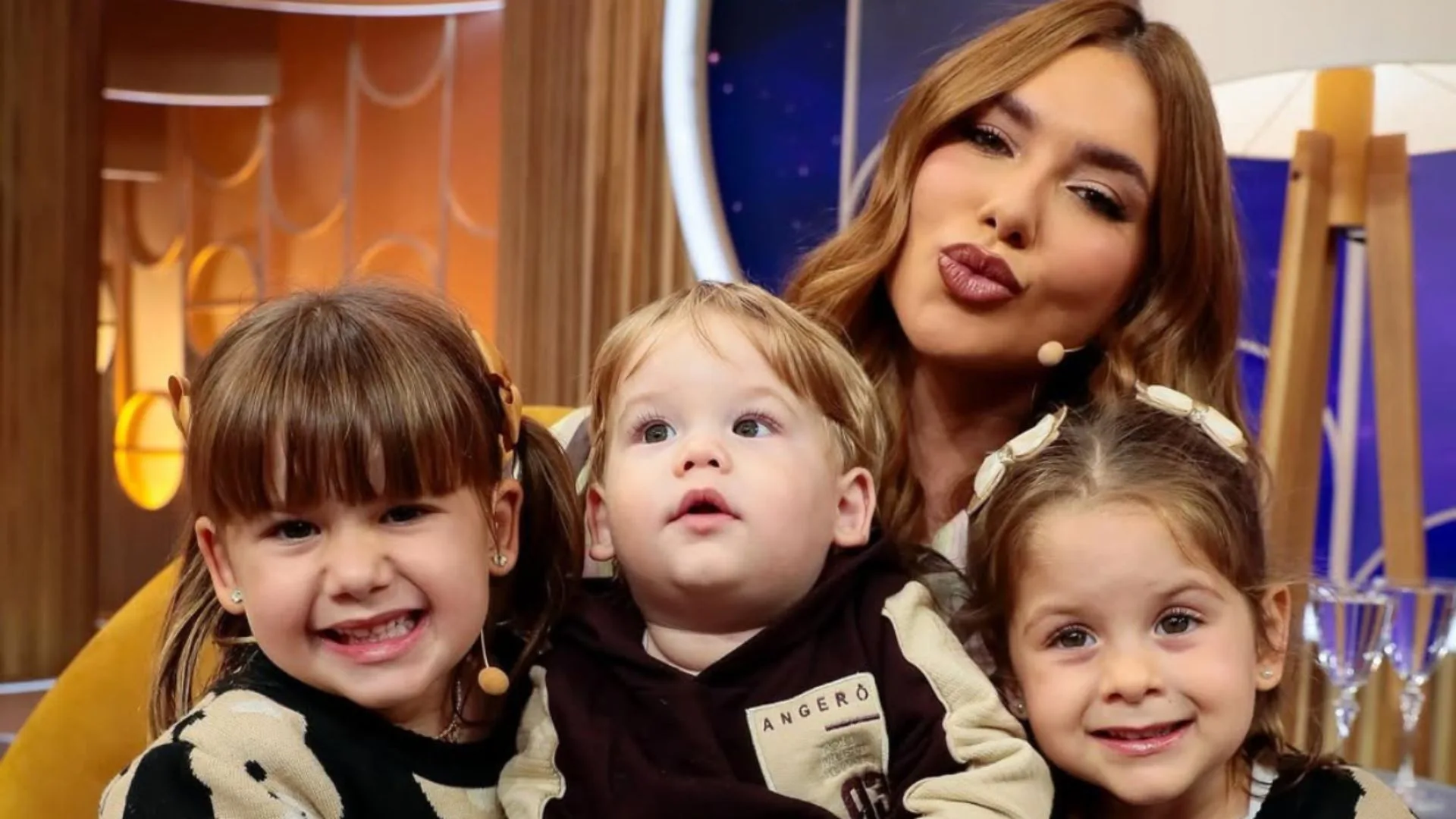 Maria Flor e José Leonardo são vistos trocando carinhos de irmãos