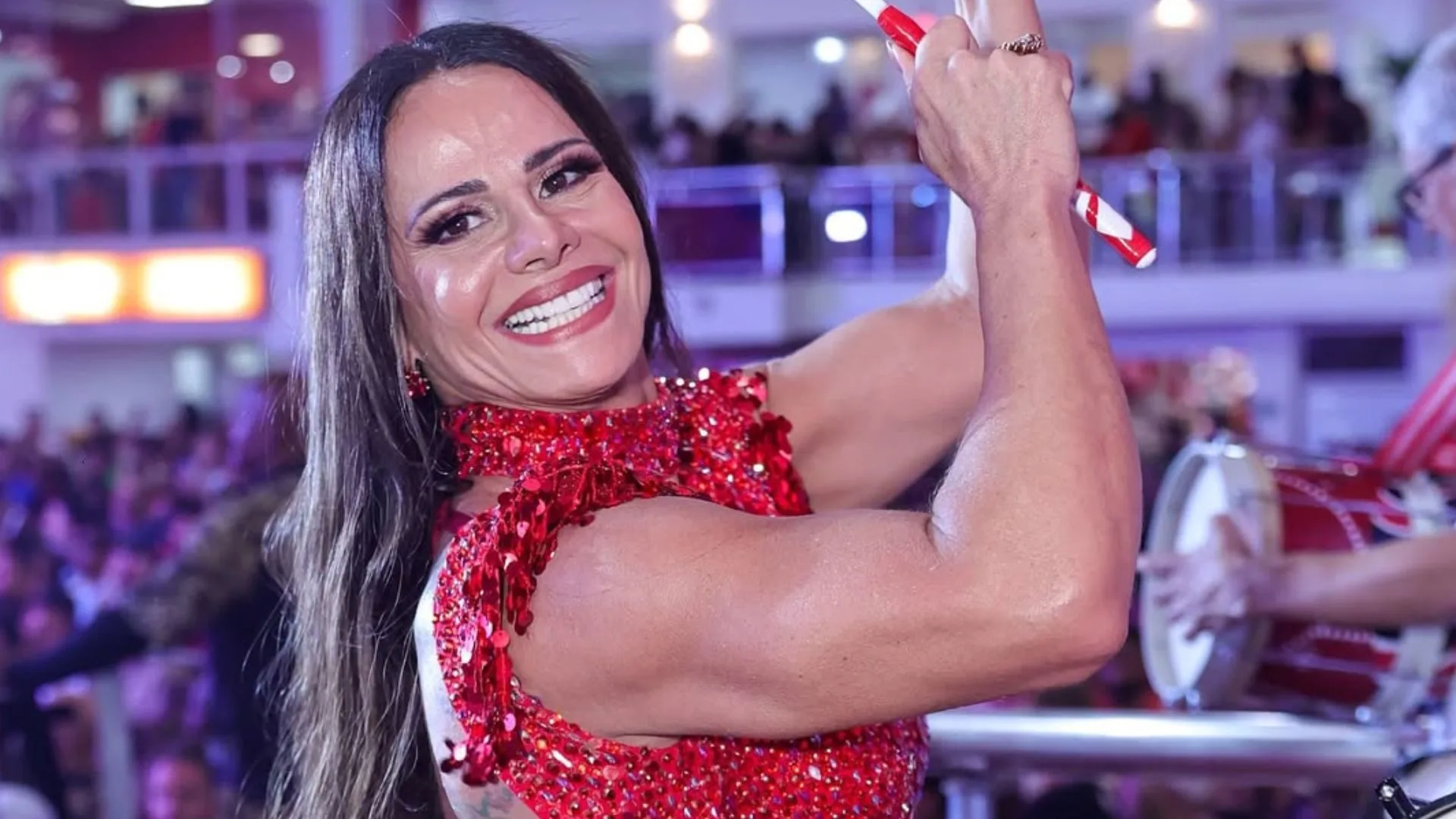 Viviane Araújo exibe gingado durante ensaio de rua do Salgueiro