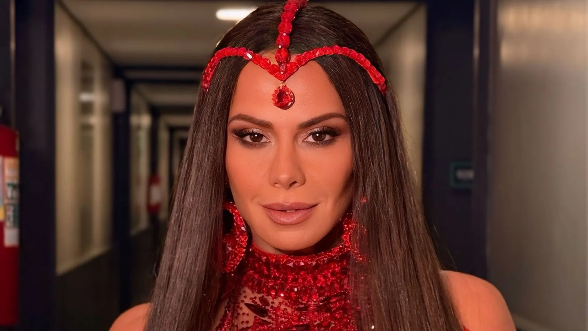 Viviane Araújo exibe gingado no primeiro ensaio de rua do Salgueiro