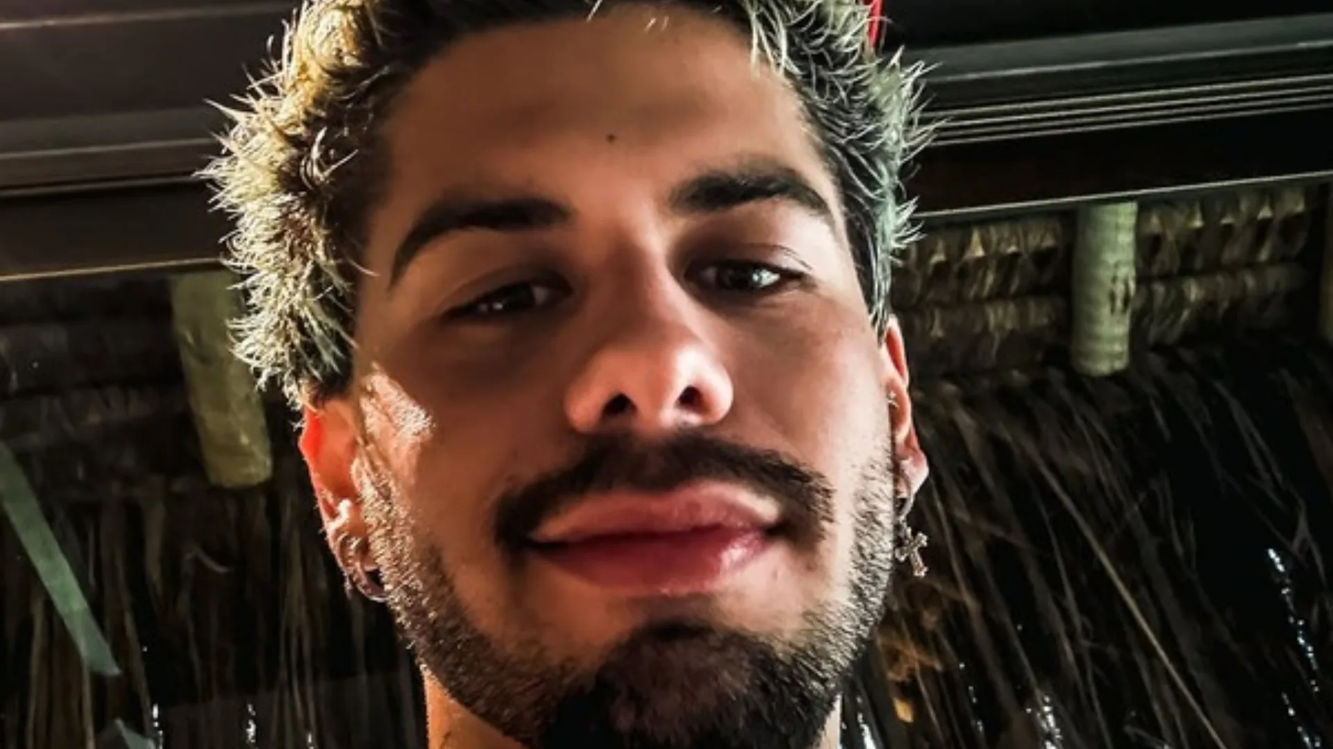 Zé Felipe é recebido por saxofonista ao chegar em Angola